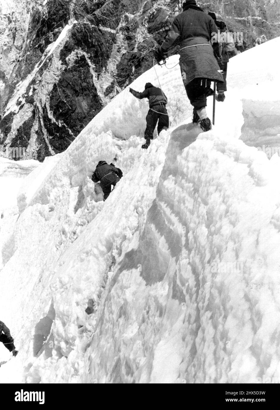 Expédition de l'Everest britannique 1953 -- la partie composée de Mesars Hunt: Lock: Grroory: Tensing et 6 sherpas vu lors d'une expédition sur le glacier de Nuptse. 14 mai 1953. Banque D'Images