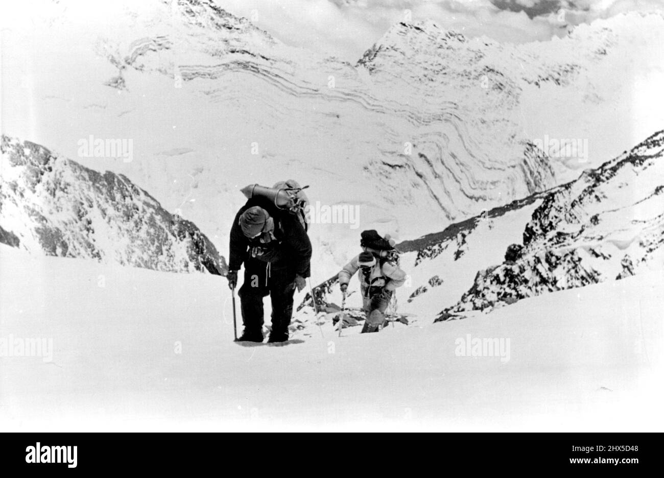 Expédition de l'Everest britannique 1953 -- deux membres de l'expédition de l'Everest britannique sur leur chemin jusqu'au camp avancé. C'est la vie que le jeune australien qui va à l'alpinisme espère imiter. 19 juin 1953. Banque D'Images