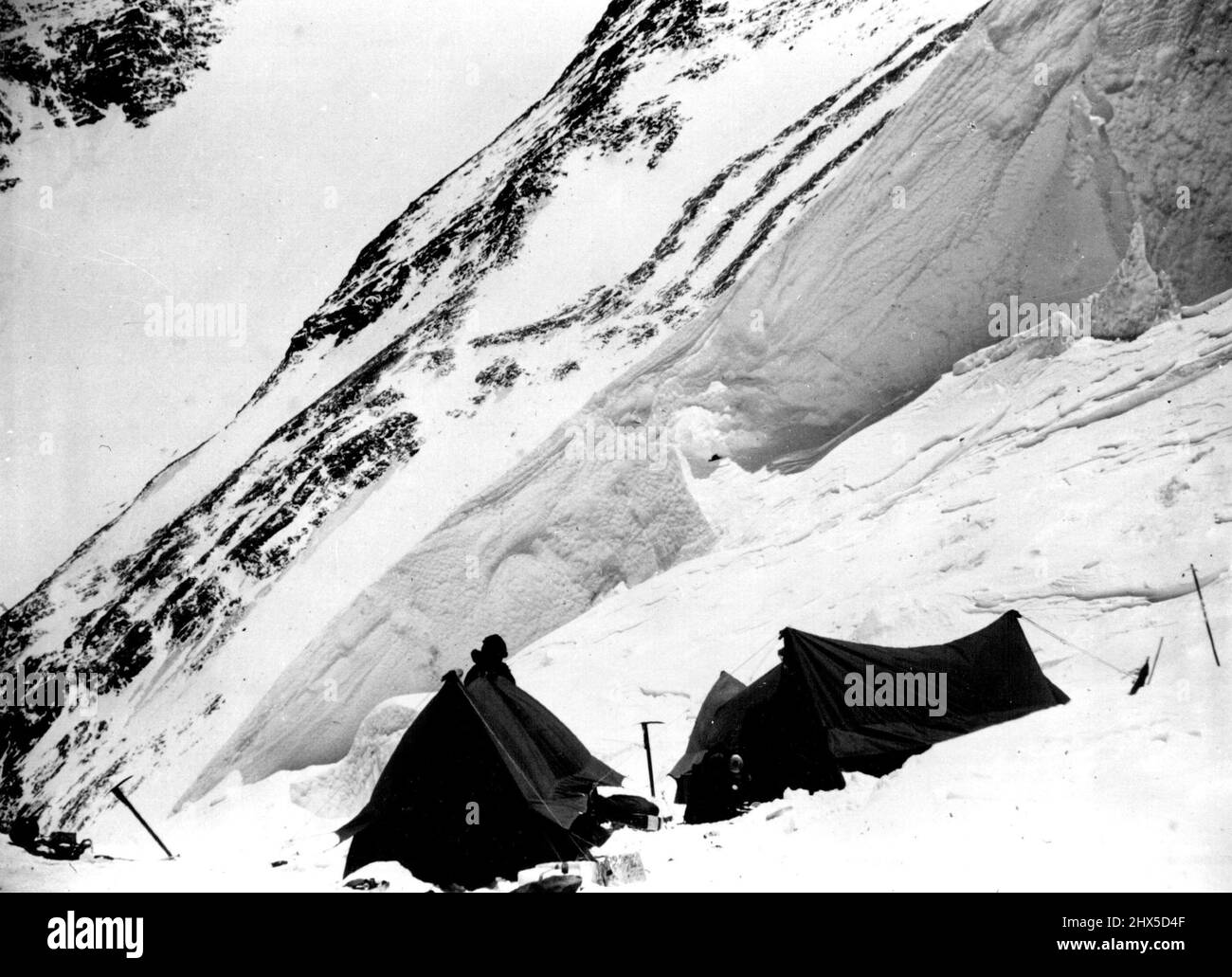 Expédition British Everest 1953 -- l'un des camps avancés quand la première partie d'assaut composée d'Everest et Bourdillon avec le soutien de Hunt, et Sherpa Da Namgyal et Balu et Tensing étaient en route vers le Sud Col. Le 19 juin 1953. Banque D'Images