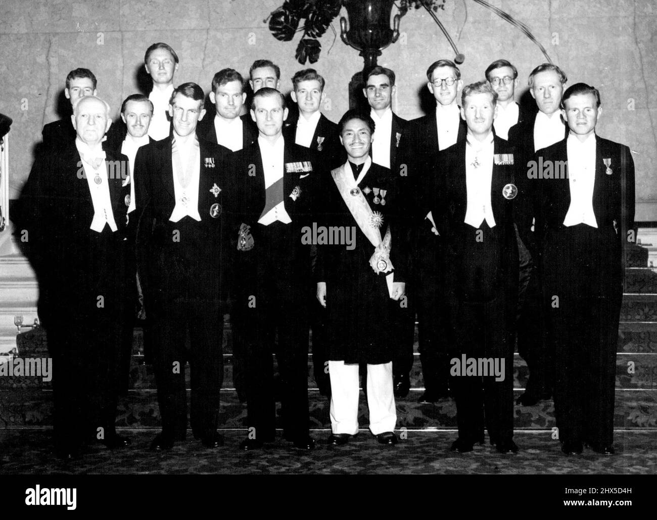 Dîner à Lancaster House pour Everest Heros -- les membres de l'expédition Everest victorieuse de Grande-Bretagne posent pour une photographie au dîner tenu en leur honneur à Lancaster House, St. James's to-Night. De gauche à droite Lord Woolton, Sir Edmund Hillary, duc d'Édimbourg, Sherpa Tensing, Col Sir John Hunt, chef de l'expédition TIE. 16 juillet 1953. Banque D'Images