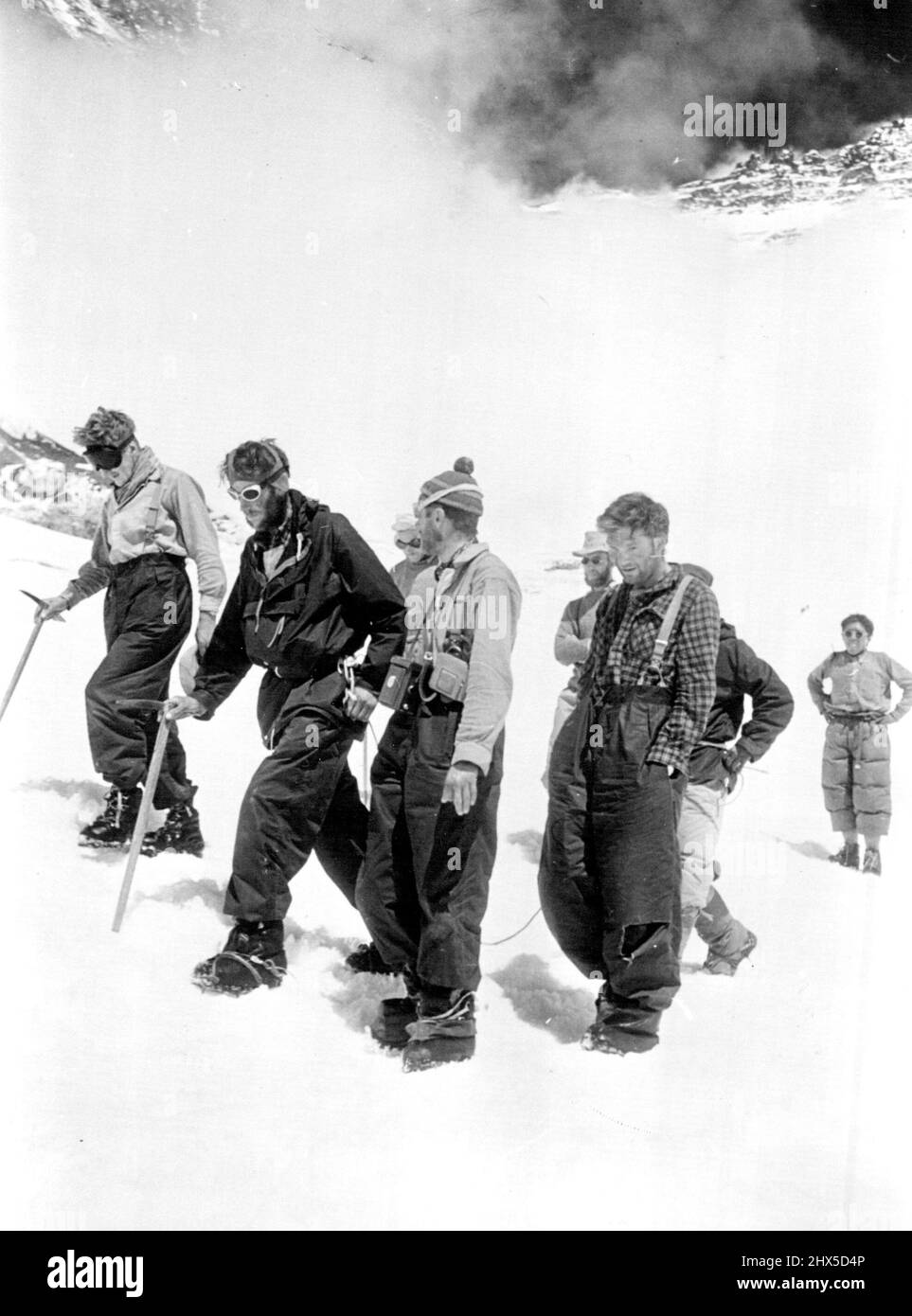 Expédition de l'Everest britannique 1953 -- Hillary et Tensing à l'arrivée de retour à la base avancée. 19 juin 1953. Banque D'Images