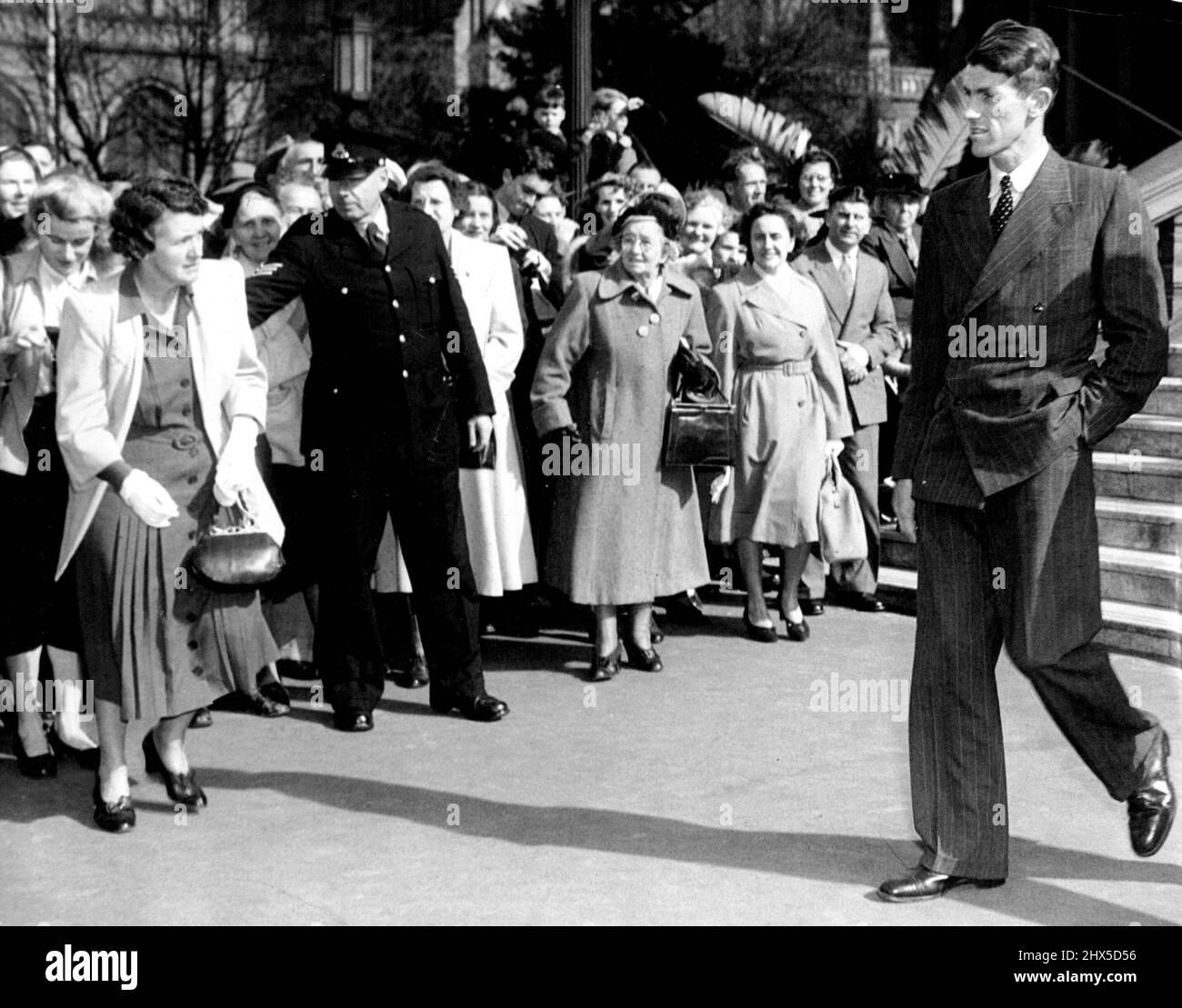 Le ***** De l'Everest, Sir Edmund Hillary nommé tour à tour passe les annonceurs devant l'Hôtel de ville après avoir assisté à une réception. 5 août 1953. (Photo de Martin/Fairfax Media). Banque D'Images