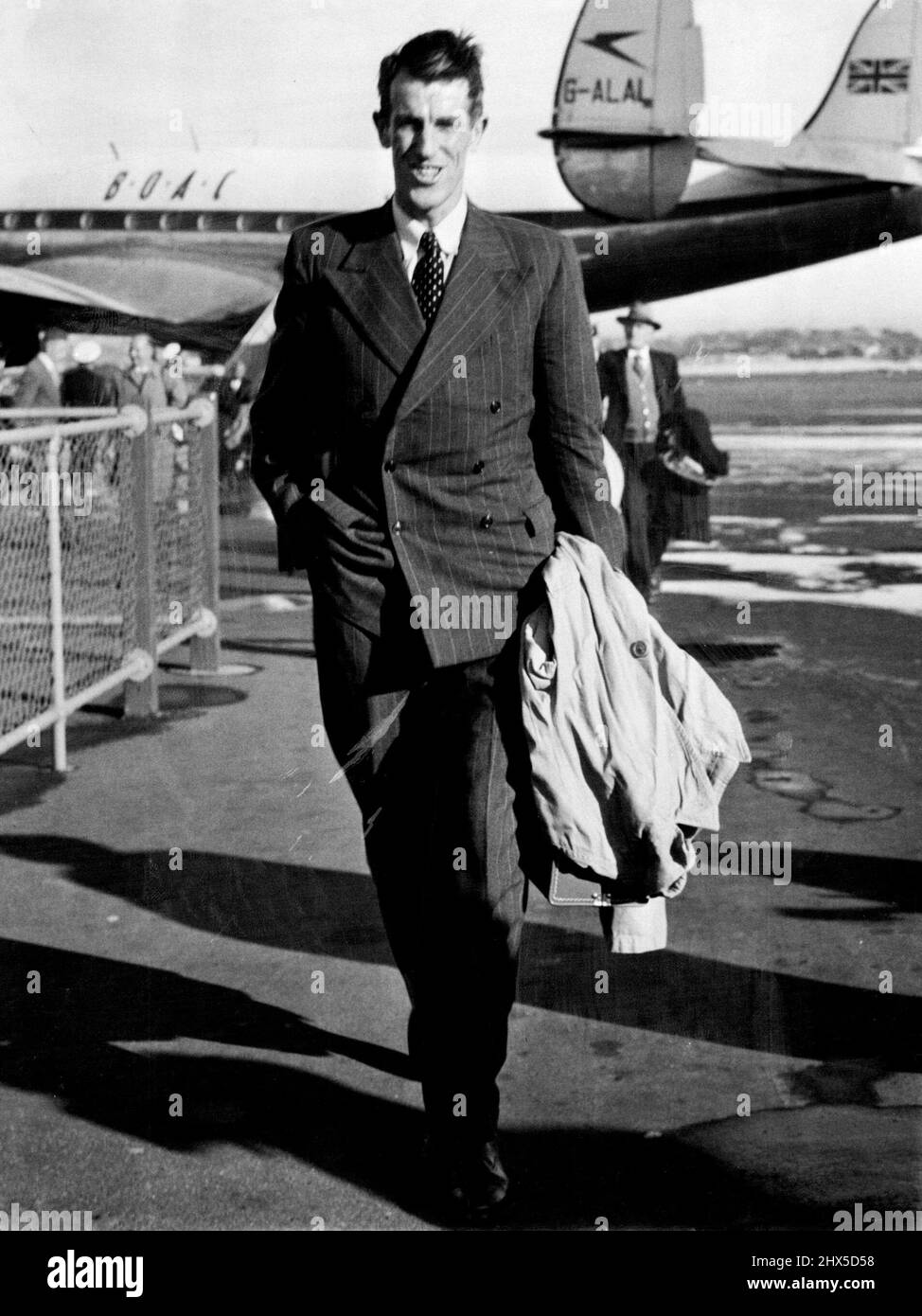 Mt. Le conquérant Everest, Sir Edmund Hillary, alors qu'il s'est retiré d'une constellation BOAC à Mascot aujourd'hui. Il rentre en Nouvelle-Zélande. 7 août 1953. Banque D'Images