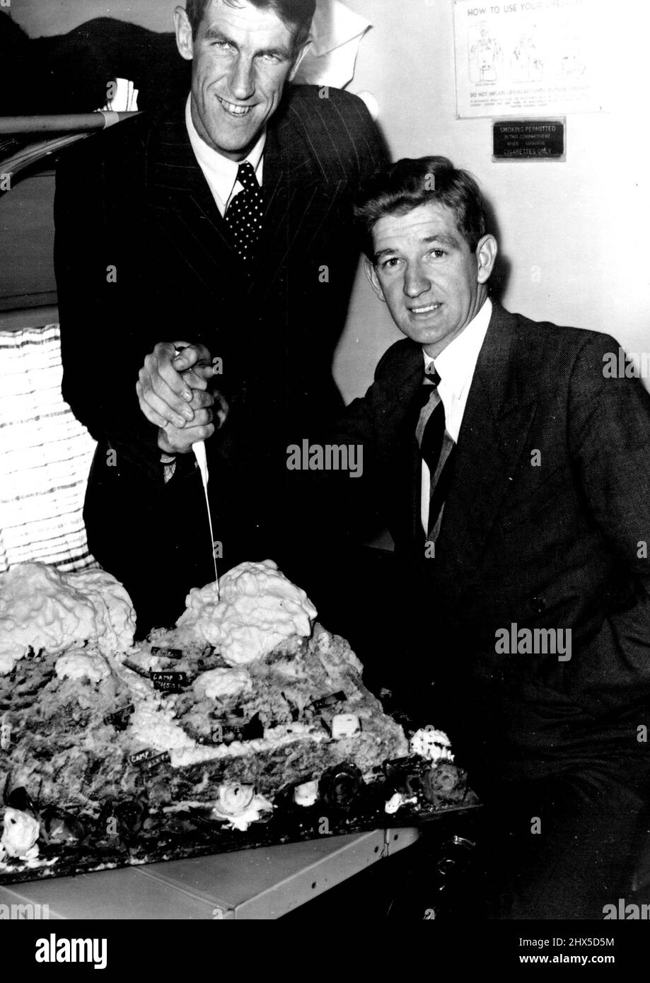 Hillary et Lowe ont coupé le modèle de glace de l'Everest et des sommets environnants, servis à bord du bateau Tasman Empire Airways pendant le vol de Sydney à Auckland. 12 août 1953. Banque D'Images