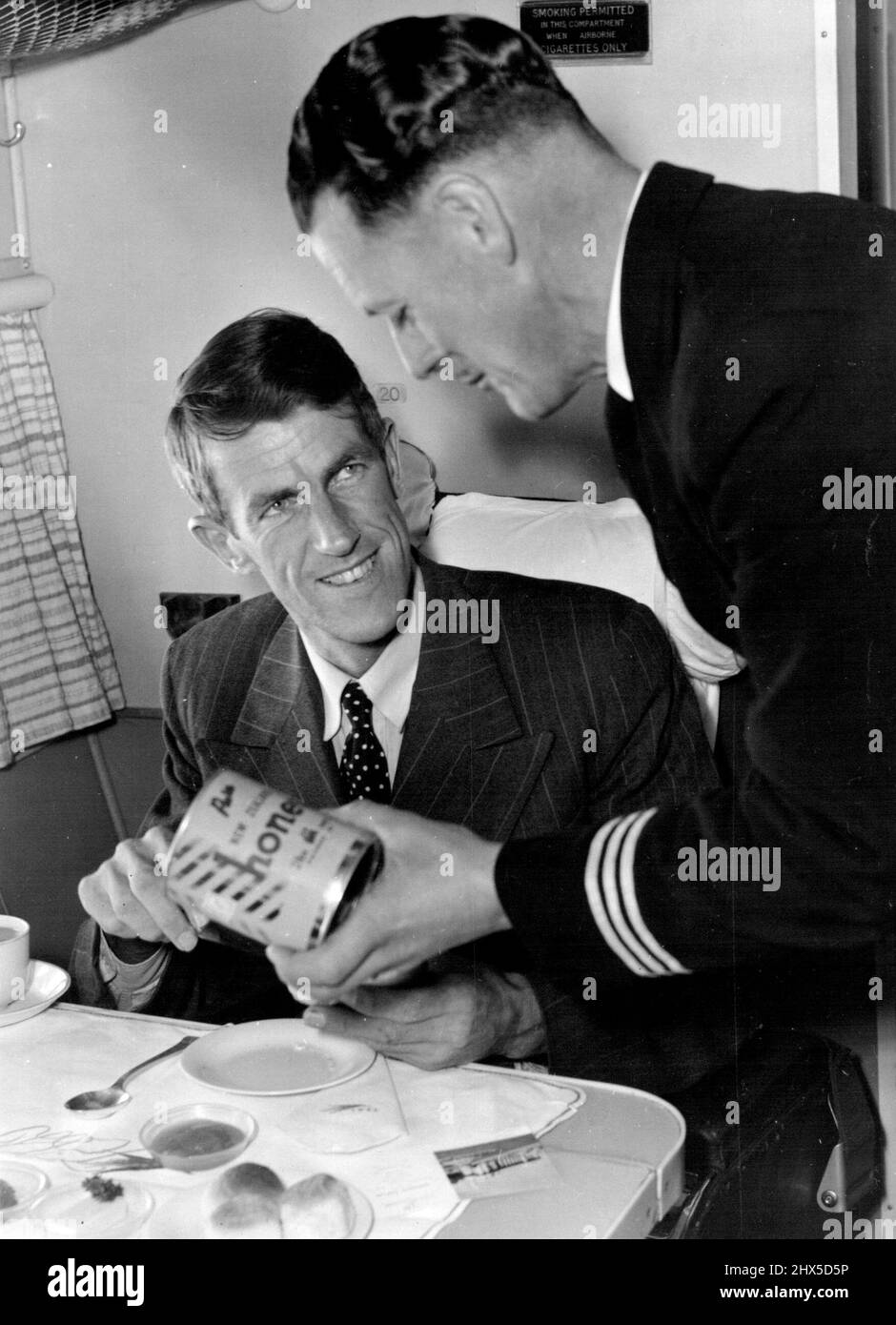 Au cours du voyage de Sydney à Auckland par le bateau à voile Tasman Empire Airways, Sir Edmund Hillary a été servi avec du miel de ses propres apiaries. 1 août 1953. (Photo par le N.Z. Herald) Banque D'Images