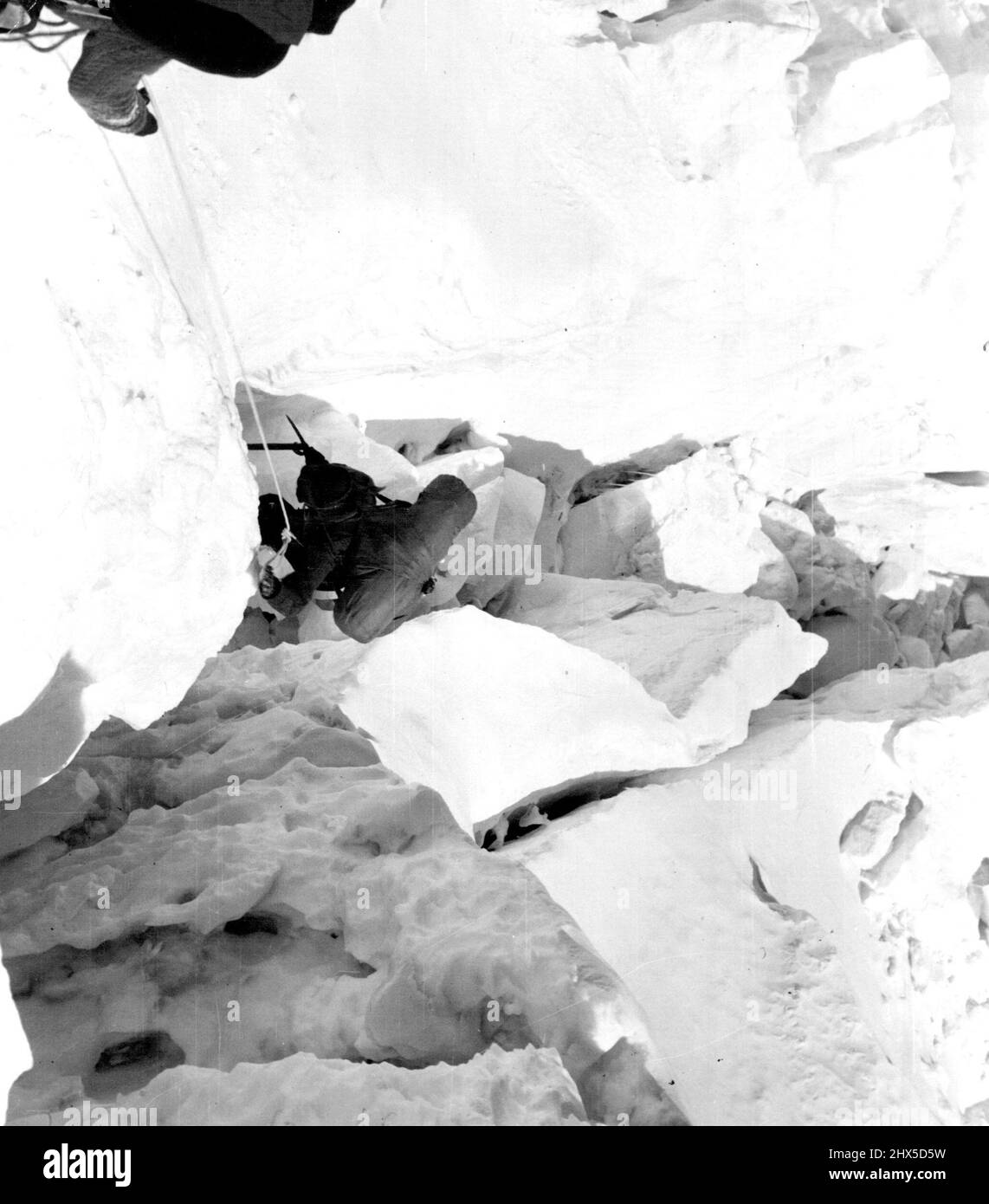 Expédition de l'Everest britannique 1953 -- bande et Hillary négociant une crevasse difficile sur Khumbu Icefall. Le camp II a été établi au milieu du Khumbu Icefall à une hauteur d'environ 19 500ft. 21 mai 1953. Banque D'Images