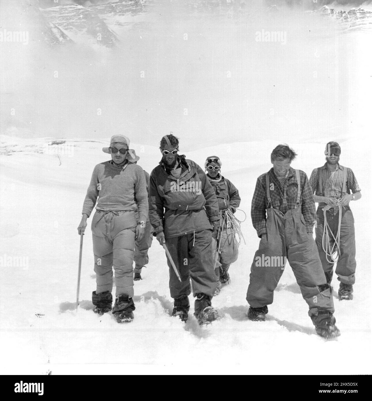 Expédition de l'Everest britannique 1953 -- E.P. Hillary (deuxième à partir de la gauche) avec Tensing en route vers le camp avec d'autres membres de l'expédition qui sont venus du Camp IV pour les rencontrer au-dessus du Col Sud le 19 juin 1953. Banque D'Images