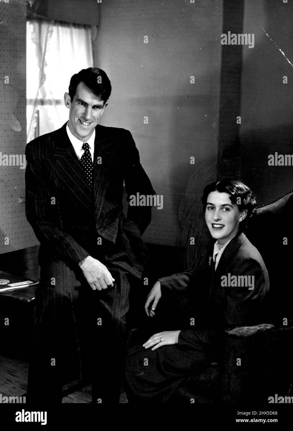 Sir Edmund et Lady Hillary Sir Edmund Hillary, en compagnie de Sherpa Tensing, a été le premier homme à avoir gravi le mont. Everest. Le nom de jeune fille de Lady Hillary était Mlle Louise Rose. 4 mars 1954. (Photo par Eric Coop, Camera Press). Banque D'Images