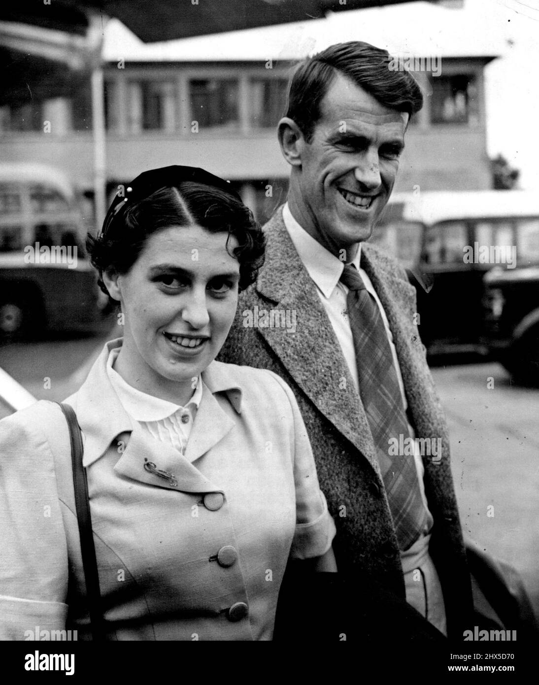 L'Everest Conquérant en lune de miel ici pour la conférence royale - avant la deuxième tentative, le conquérant Everest Sir Edmund Hillary, KBE et la dame Hillary sont tous souriants lorsqu'ils arrivent à l'aéroport de Londres à la journée (samedi) lors de leur voyage de lune de miel en Angleterre. Alors que Sir Edmund sera ici, il donnera une série de conférences à Londres et dans les provinces sur l'ascension de la montagne. La Reine et le duc d'Édimbourg sont attendus à l'une de ces réunions. Il est dit que Sir Edmund envisage également une autre tentative sur l'Everest - cette fois du côté du Tibet. 12 septembre 1953. (Photo de Reuterphoto). Banque D'Images