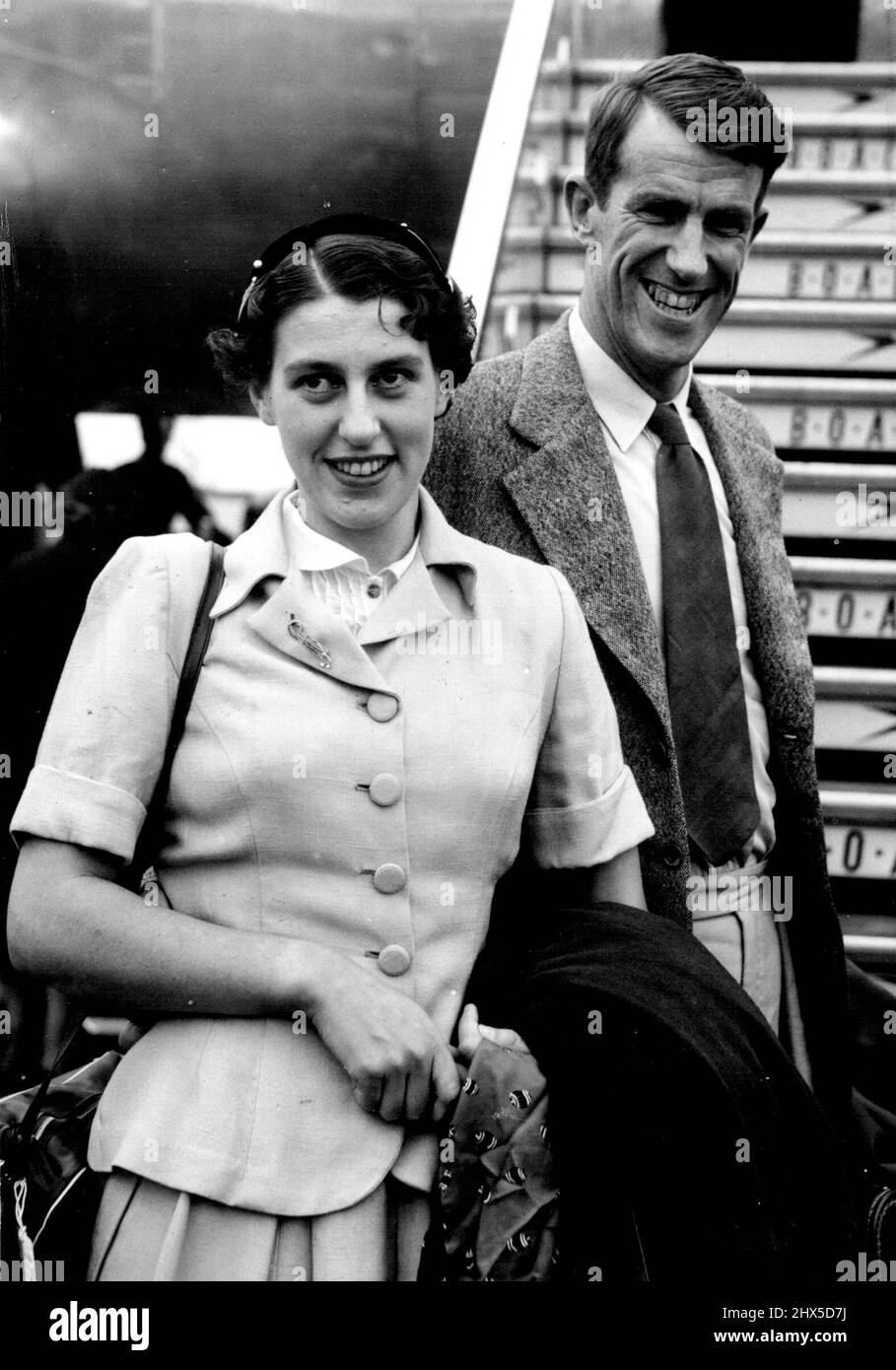 Hillary d'Everest s'envole avec sa mariée il y a quelques jours est Sir Edmund Hillary, conquérant du mont Everest, qui est arrivé à l'aéroport de Londres au jour le jour. Il prendra part à une série de conférences - 'Ascent of Everest' - qui débuteront au Royal Festival Hall mardi prochain. Il fera plus tard une conférence dans les provinces. 12 septembre 1953. (Photo de Planet News). Banque D'Images