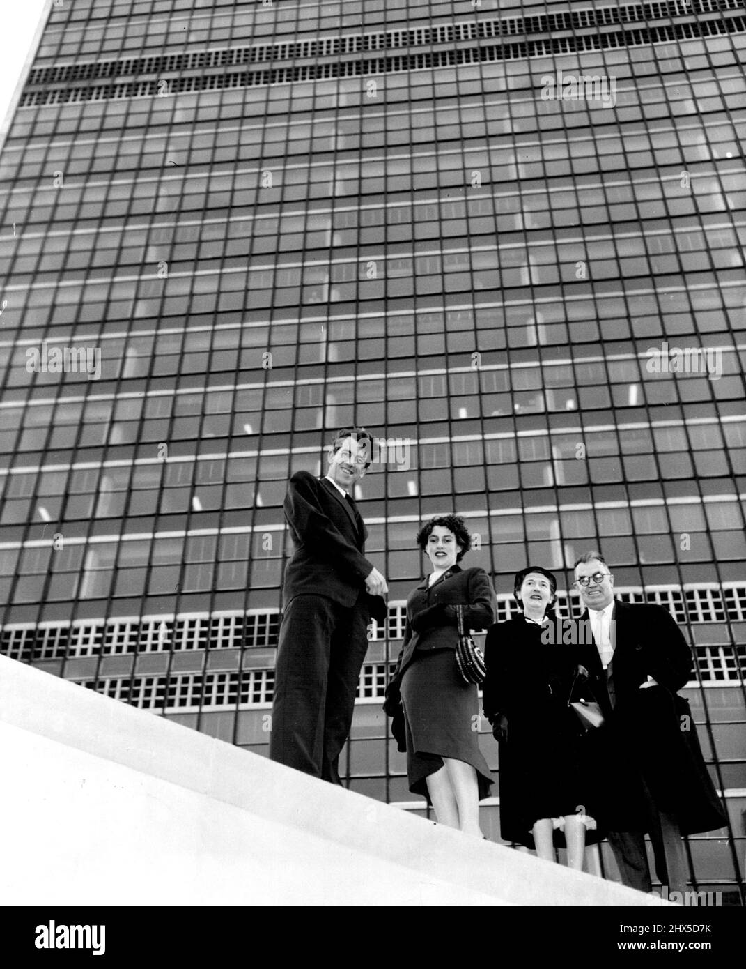 Sir Edmund Hillary au siège de l'ONU Sir Edmund Hillary, un nouveau Zealander, l'un des deux "conquérants de l'Everest", et trois autres membres de l'expédition himalayenne de l'année dernière, ont aujourd'hui effectué une visite au siège, à New York, aux Nations Unies. Et a expliqué aux correspondants comment lui et Sherpa tribesman Tenzing Norgay ont planté le drapeau des Nations Unies sur le sommet de 29 002 pieds du pic himalayen le 29 mai dernier. Cette photo, prise devant le bâtiment du Secrétariat de l'ONU, montre Sir Edmund et Lady Hillary (à gauche) avec l'Ambassadeur Leslie KNOX Munro (à droite), Représentant permanent de la Nouvelle-Zélande auprès de la Natio unie Banque D'Images