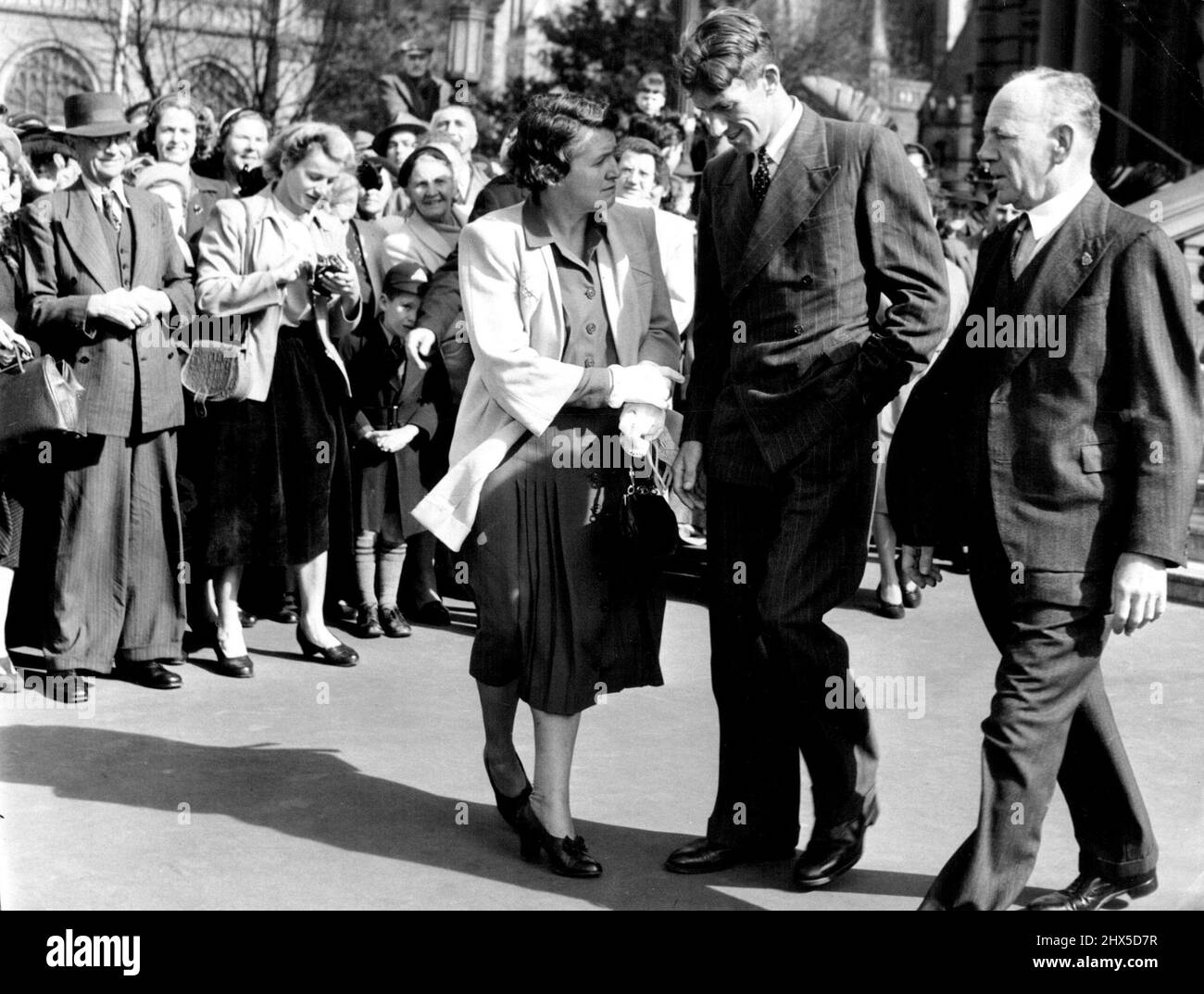 Réception à l'hôtel de ville à Sir Edmund Hillary femmes Mme I.I. Reynolds de ***** Prétend être un cousin de Sir Hillary le chase à travers et à l'extérieur de l'hôtel de ville. 7 août 1953. Banque D'Images