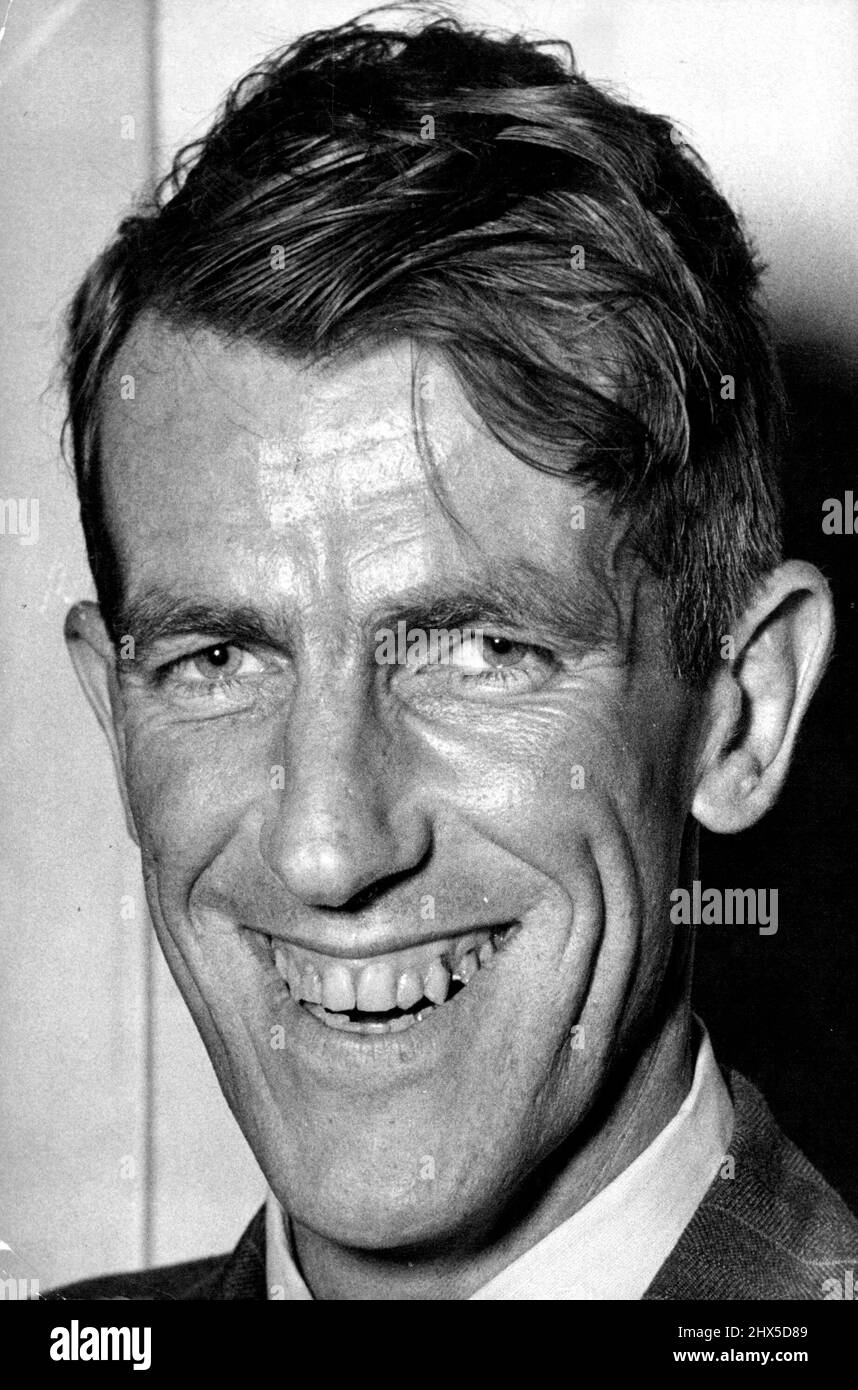 Everest Conquérant arrive -- Sir Edmund Hillary affiche un grand sourire à son arrivée à Mascot. 5 août 1953. (Photo de Ronald Leslie Stewart/Fairfax Media). Banque D'Images
