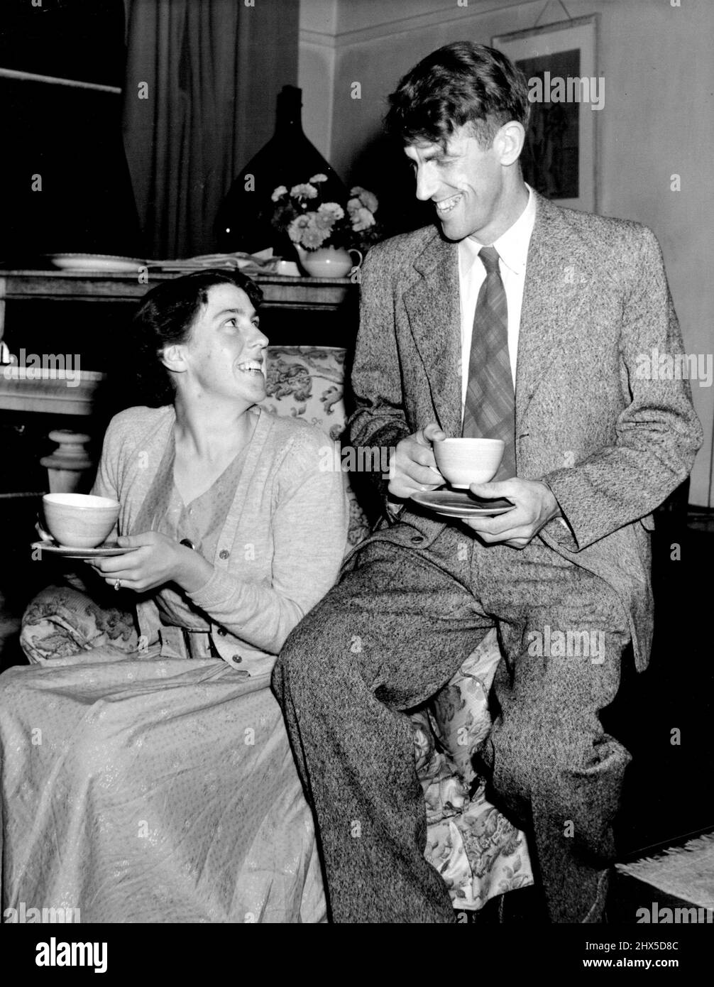 Visite de Londres Sir Edmund et Lady Hillary boivent du thé ensemble après leur visite de Londres. Sir Edmund - de renommée Everest - a été marié en Nouvelle-Zélande il y a seulement onze jours. 14 septembre 1953. (Photo par image standard du soir). Banque D'Images