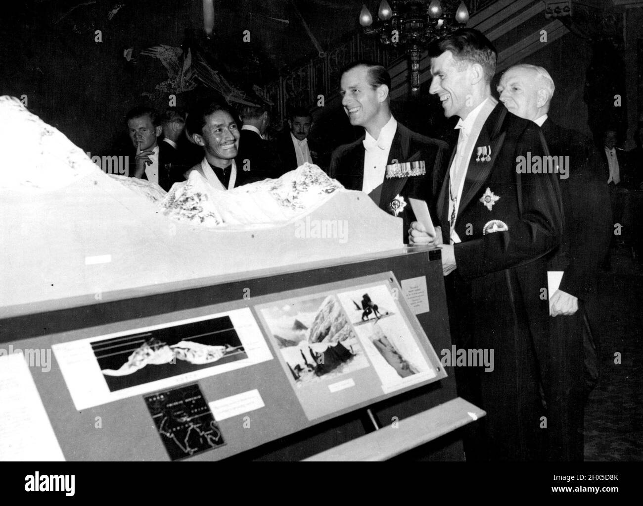 Réception Langaster House. De gauche à droite. Tensing, le duc d'Édimbourg, Sir Edmund Hillary et Lord Woolton lors du dîner à Lancaster House ce soir en l'honneur de l'équipe de l'Everest britannique. Portant une robe habillée et son insigne de chevalier, Sir Edmund Hillary, avec son Mt. Les copains de l'Everest ont assisté à un dîner de célébration à Lancaster House. 16 juillet 1953. Banque D'Images