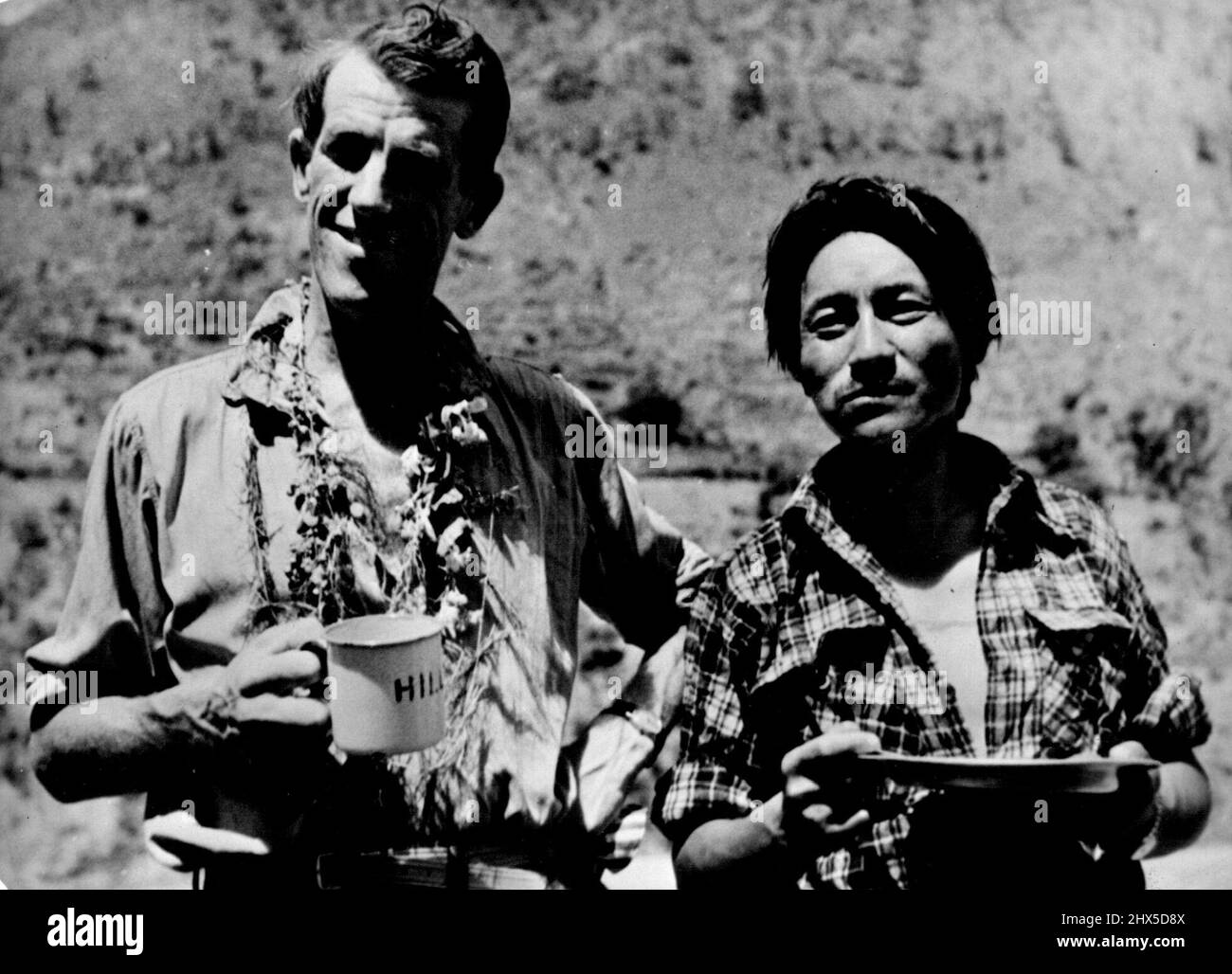 Edmund Hillary et Sherpa Tensing -- photographiés à Katmandou avec une collation en plein air. 1 juillet 1953. (Photo par Camera Press). Banque D'Images
