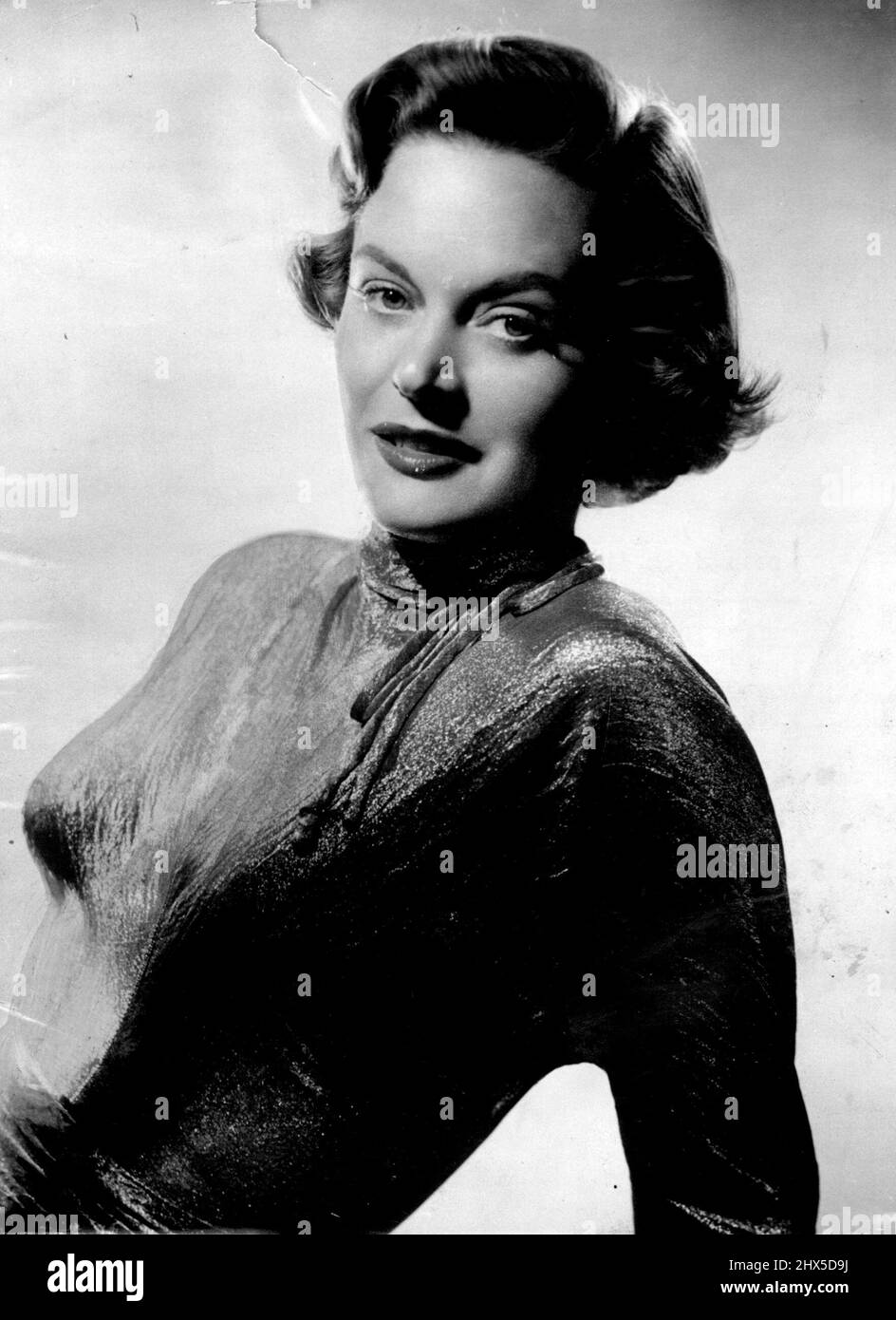 Eh bien, regardez ***** Ici ! -- le charmant Alexis Smith, décrit comme la fille avec la voix rieuse, fait un retour très bienvenu à l'écran après deux ans d'absence à la star dans la nouvelle république photo le Sceau éternel. Le film raconte l'histoire de la vie du contre-amiral John Madison Hoskins et de sa femme, Sue, qui s'est sacrifiée pour la carrière de son mari et l'a inspiré au succès héroïque. Le charmant Alexis Smith qui fait un retour à l'écran dans la République film la mer éternelle. Alexis n'a pas fait de film depuis deux ans. Son nouveau film raconte l'histoire de la vie de l'amiral arrière John Madison Hoskins et de ses Banque D'Images