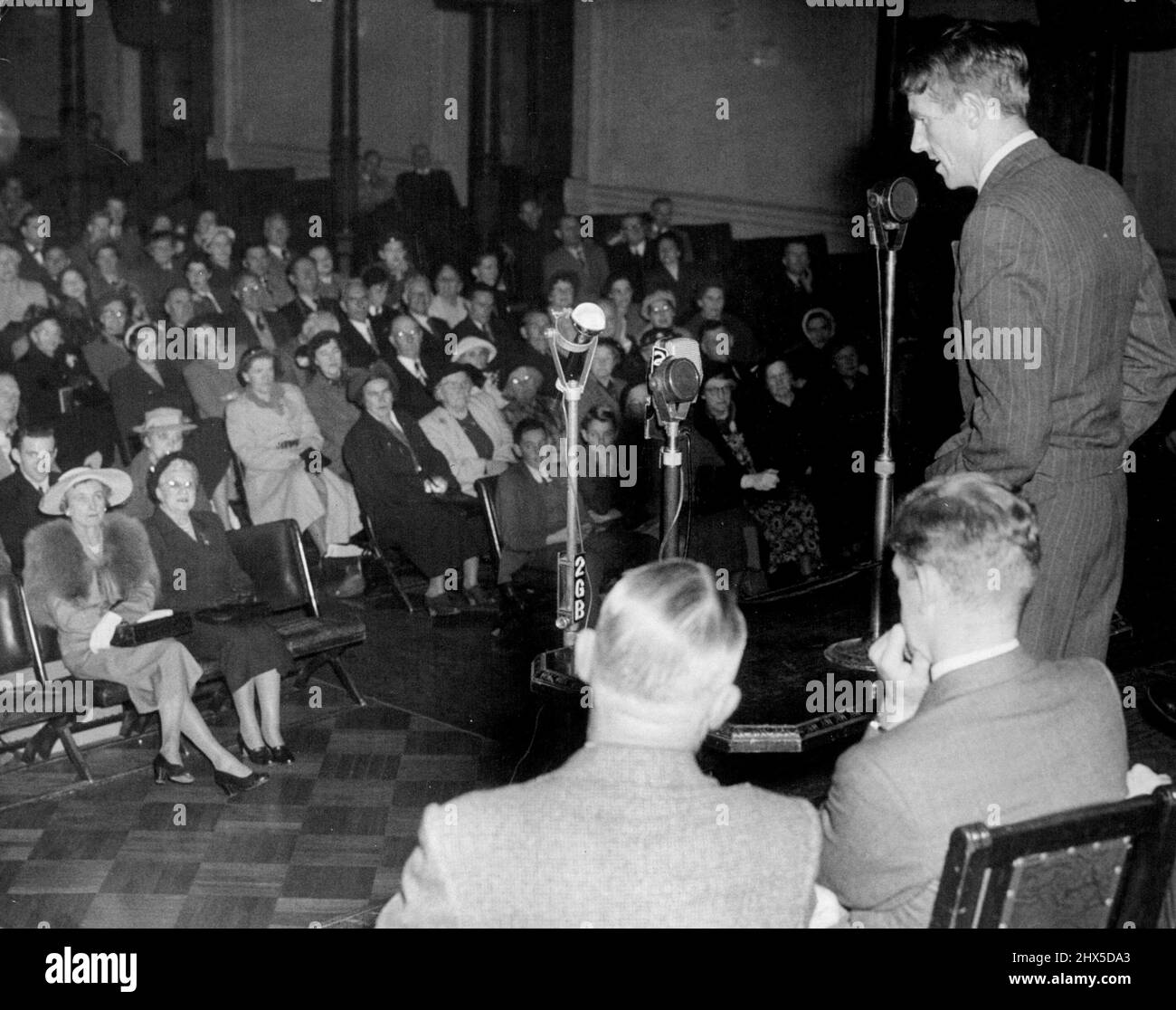 Sir Edmund Hillary s'est exprimé devant le public à la réception de l'hôtel de ville. 5 août 1953. (Photo de Martin/Fairfax Media). Banque D'Images