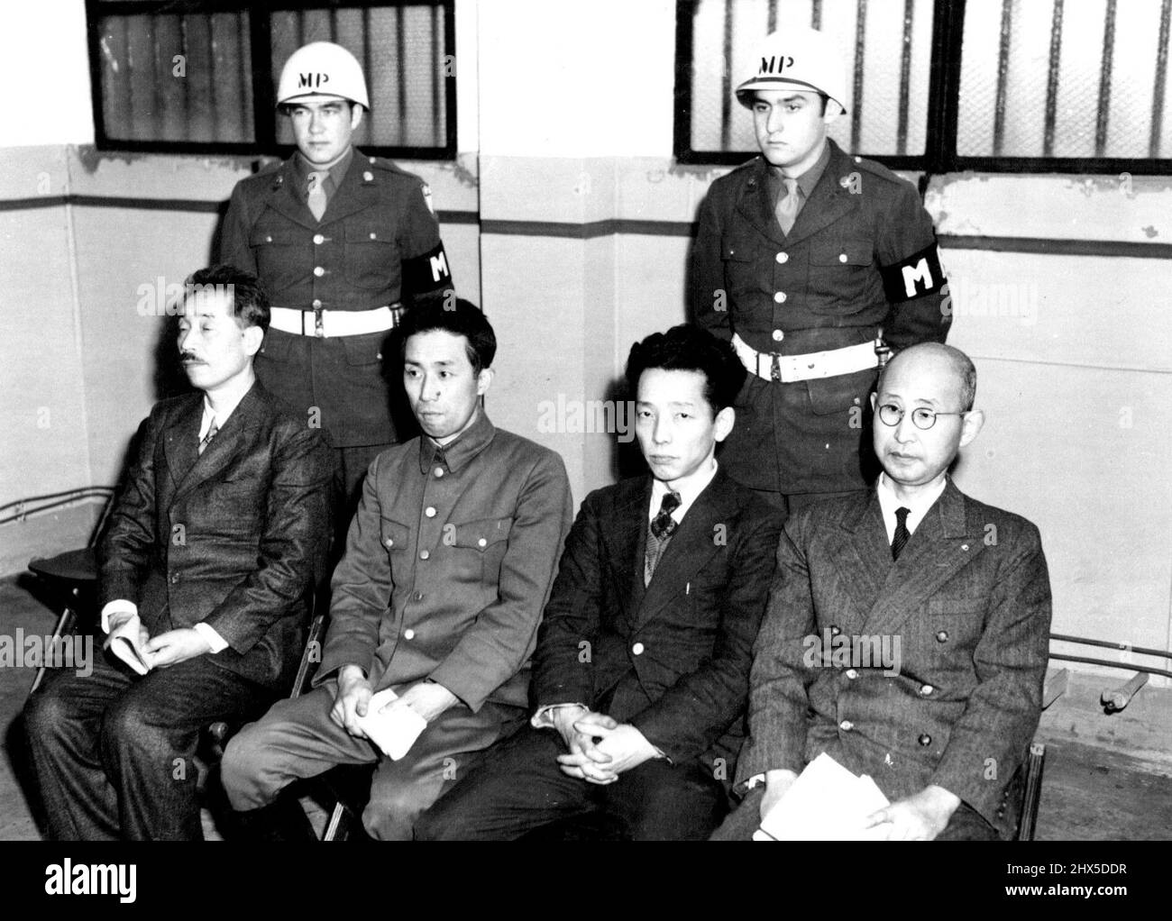 JAP reçoivent de légères condamnations à des accidents mortels Shanghai, -- reconnu coupable d'avoir exécuté trois raiders Doolittle de Tokyo, quatre officiers de l'armée japonaise ont été lâchées de prison de cinq et neuf ans au Hard Labour, Après qu'une commission militaire américaine ait reconnu qu'elle avait simplement exécuté les ordres de 'Higher Up', montré dans la prison de la rue de Shanghai, les quatre sont : (de gauche à droite) le capitaine Tatsuta Sotojiro, ancien commandant de la prison militaire de Kiangwan et directeur de l'équipe de tir dans l'exécution : Le lieutenant Ryuhei Okada, membre de la Commission de la cour martiale du Jap; le Capt Yusei Wako, membre de la cour Mar Banque D'Images