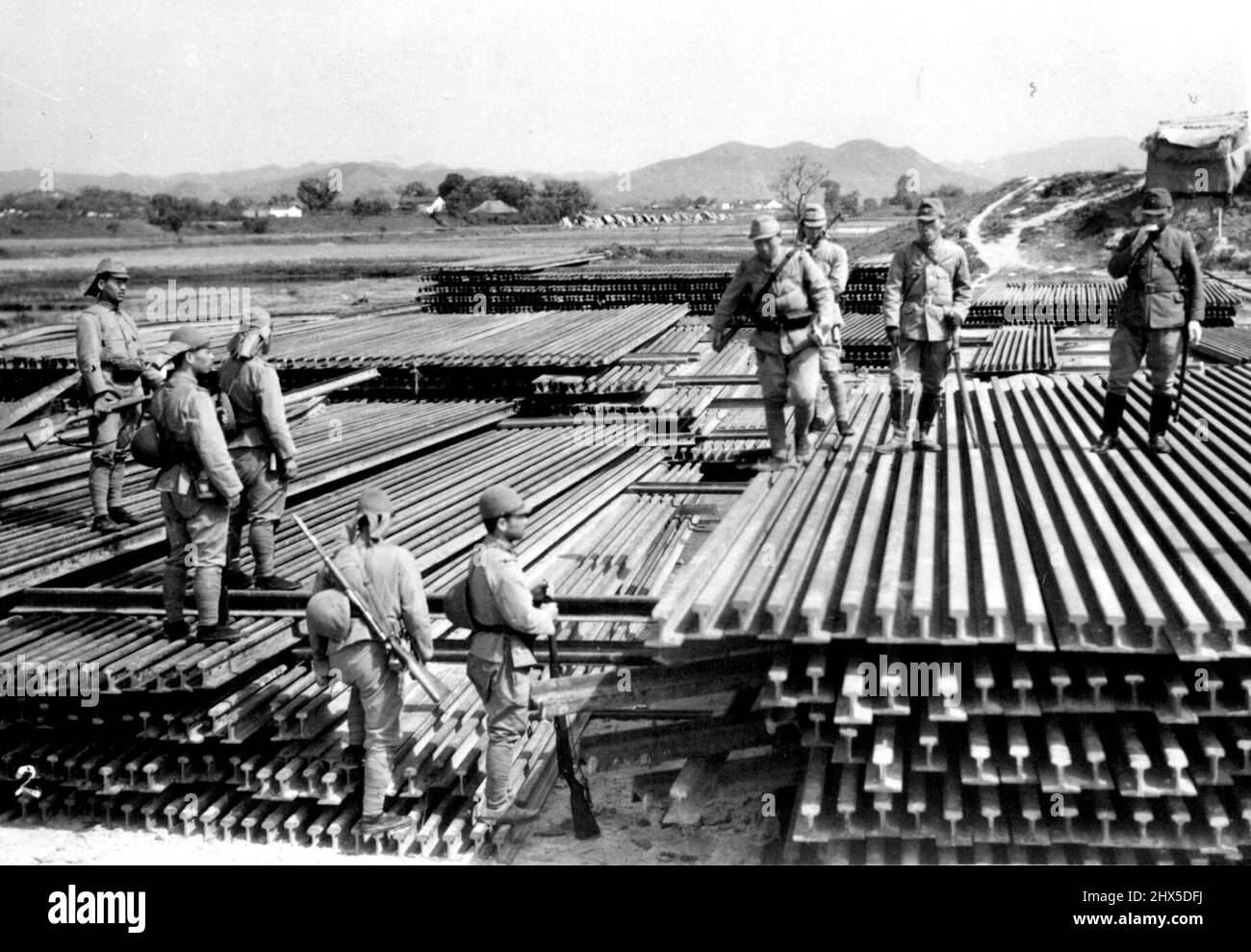 Le matériel de guerre aussi occupé par les Japonais - beaucoup de matériel de guerre, qui devait être envoyé à l'armée de Chiang Kai-shek, a été capturé par les troupes japonaises quand des unités des troupes japonaises sont entrées dans la ville, le long du chemin de fer de Ninpo-Hangchow. 25 avril 1941. (Photo par le Service de photos de Domei News). Banque D'Images