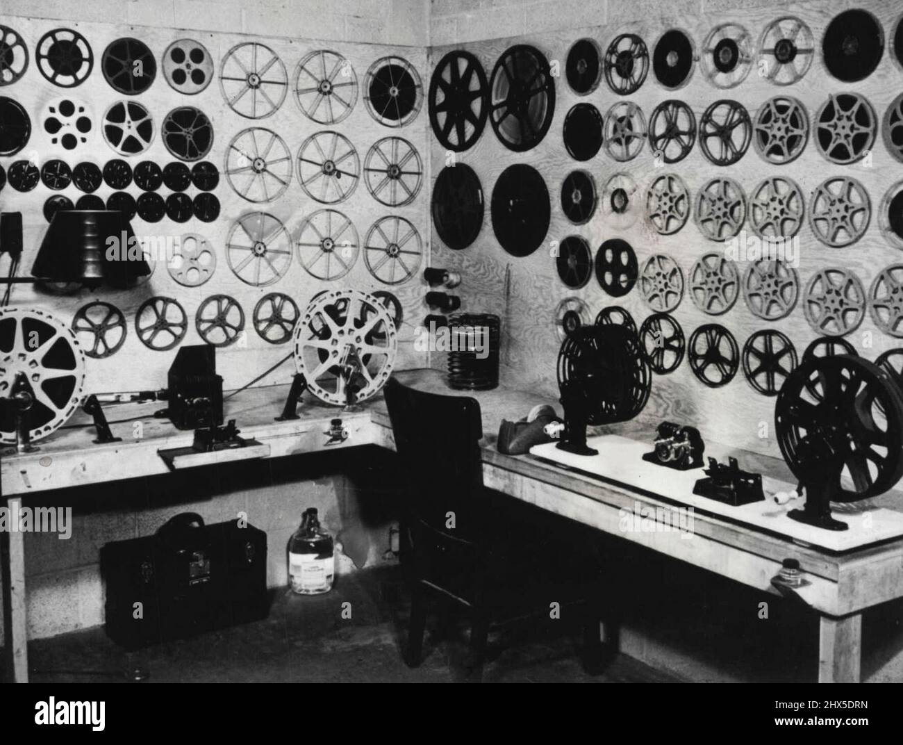 Les espoirs de nombreux aspirants de film meurent dans la salle de coupe. 13 septembre 1950. (Photo de Cowles Syndicate). Banque D'Images