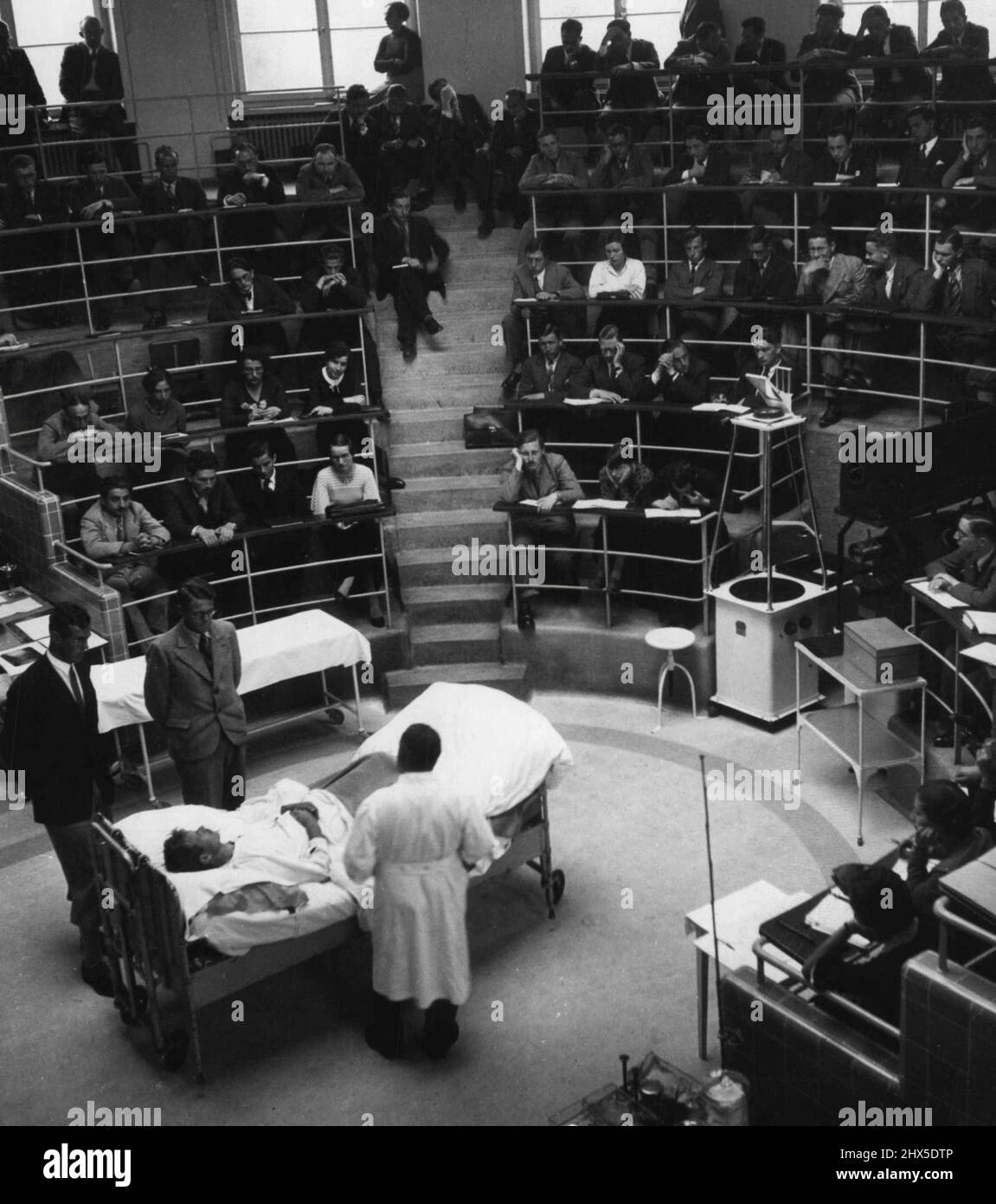 Odorated Talking Pictures -- alors, sur l'écran apparaît le théâtre d'opération d'un hôpital tandis que l'odeur typique d'éther et de chloroforme remplit l'air. 16 novembre 1940. (Photo de Paul Popper). Banque D'Images
