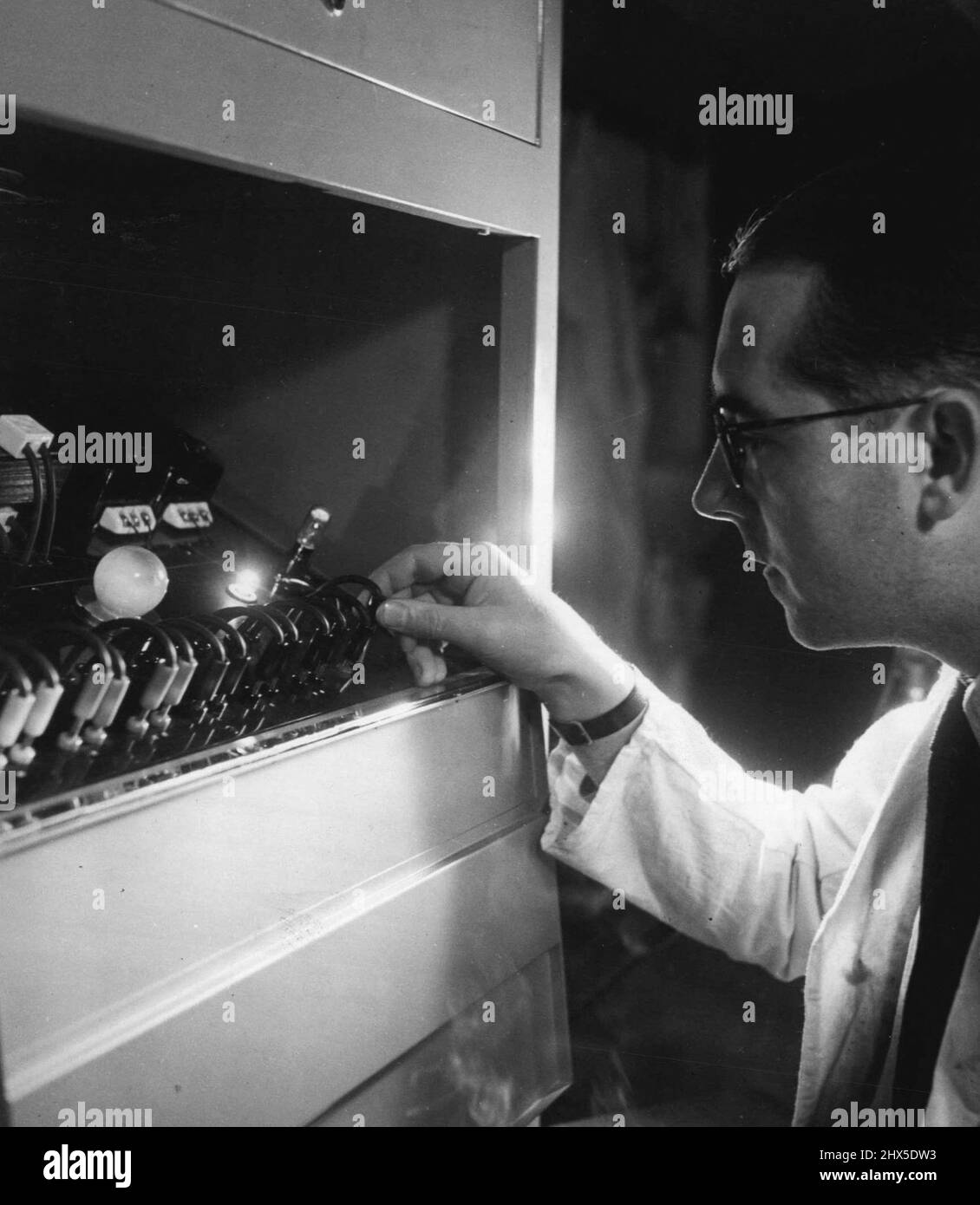 Odorated Talking Pictures -- Kens F. Laube, co-inventeur, gérant le mystérieux appareil O.T.P. 16 novembre 1940. (Photo de Paul Popper). Banque D'Images