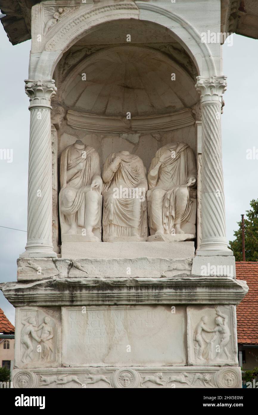 Slovénie, région littorale, Sempeter, tombe de la famille Spectatii, trio de statues sans tête Banque D'Images