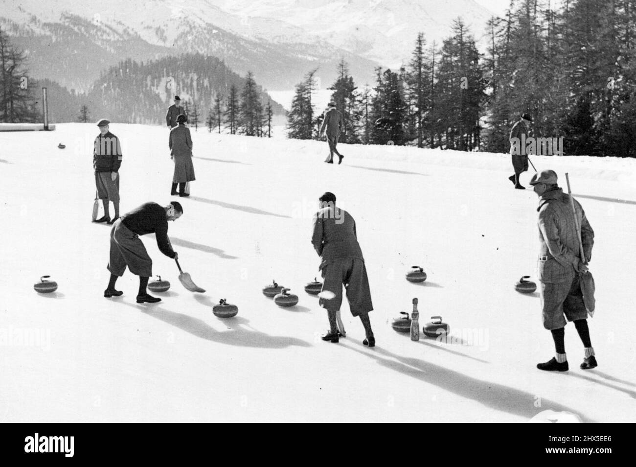 Sports d'hiver en Suisse. Curling à Saint-Moritz. Un match inhabituel a été joué à Saint-Moritz le dimanche 10 janvier entre le club de la Turf (représenté par le colonel C. Dalrymple-Hamilton, M. E.M. Dobson, M. Geoffrey Head et M. Gilbert Johnstone) et la Turf (représentée par quatre célèbres jockeys : Gordon Richards, J. Sirett, R. Jones et W. Griggs. 22 février 1937. Banque D'Images