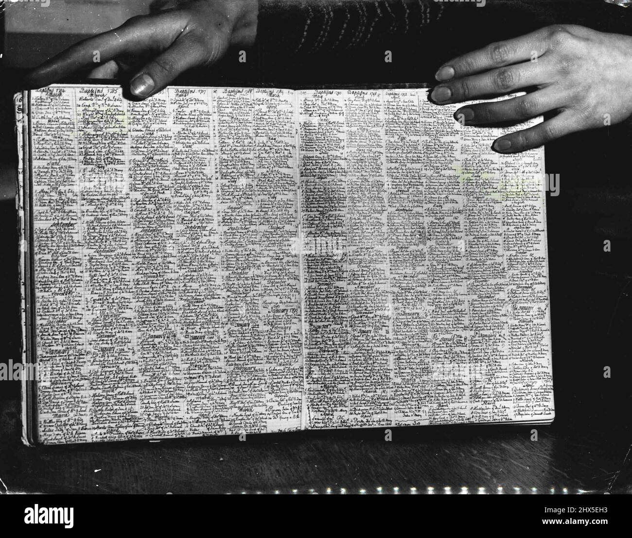 Inscriptions sur Une page double: Il s'agit d'une copie du registre paroissial de Ware, Herts., qui a été prêté à la Société à des fins de copie. 24 novembre 1950. Banque D'Images