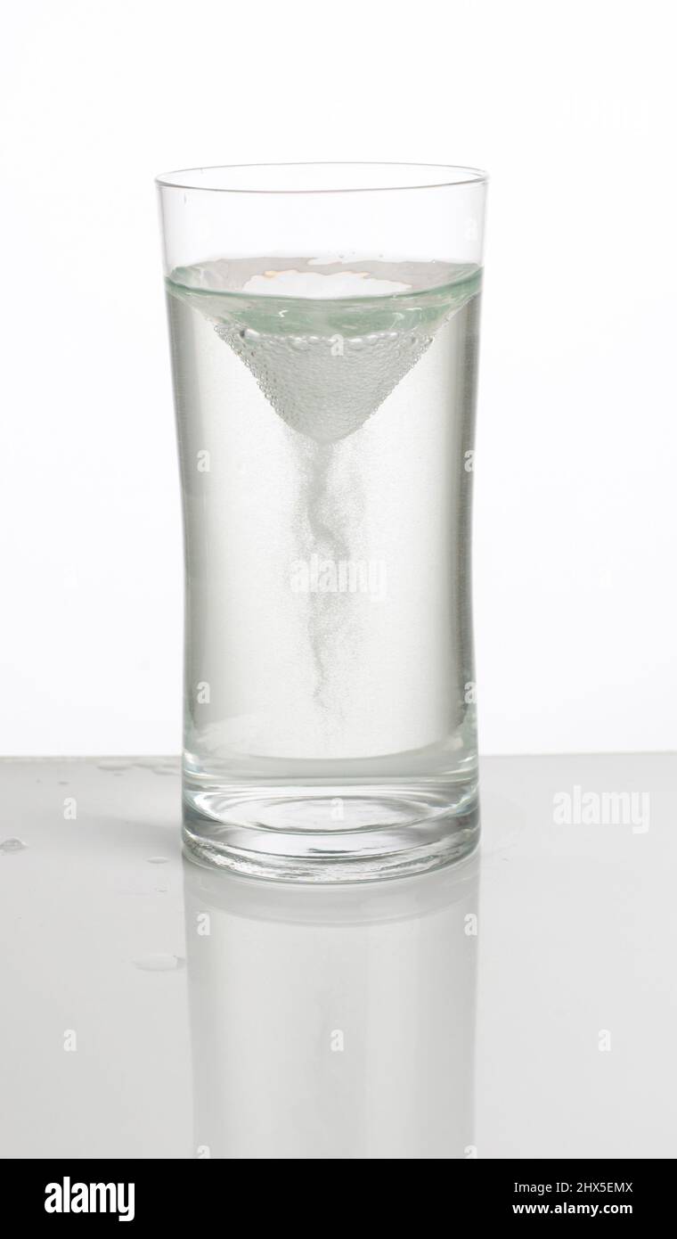 Vortex dans un verre d'eau, gros plan Banque D'Images