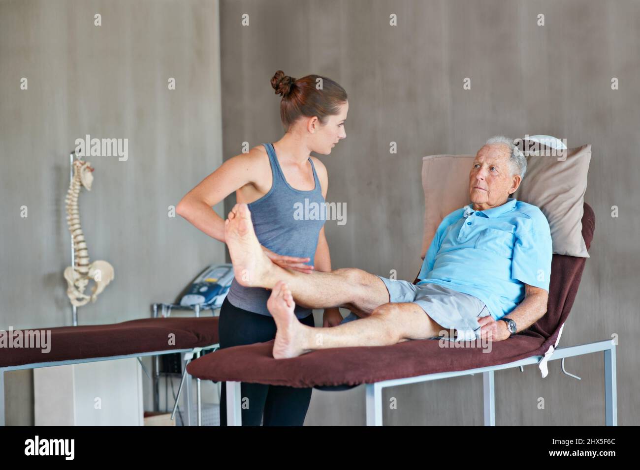 Aider ses patients à rester forts et en bonne santé. Photo d'un physiothérapeute travaillant avec un homme âgé. Banque D'Images