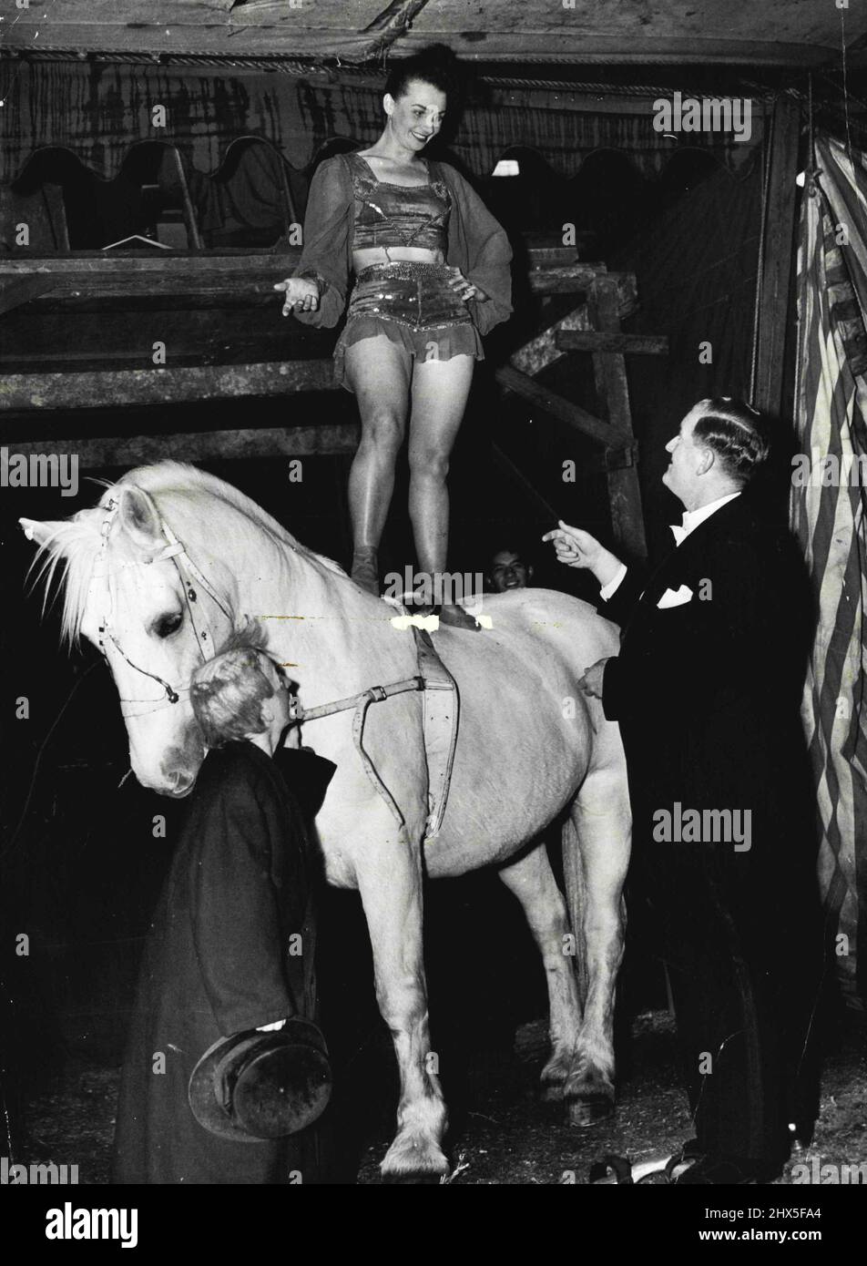 Le cavalier assiégé, le clown pathétique, le cheval blanc - et un grand maître en queue pour compléter l'image du domaine de Wirth. Le cirque est maintenant dans son sang. « Ça vous donne », dit-il. 05 juillet 1950. Banque D'Images