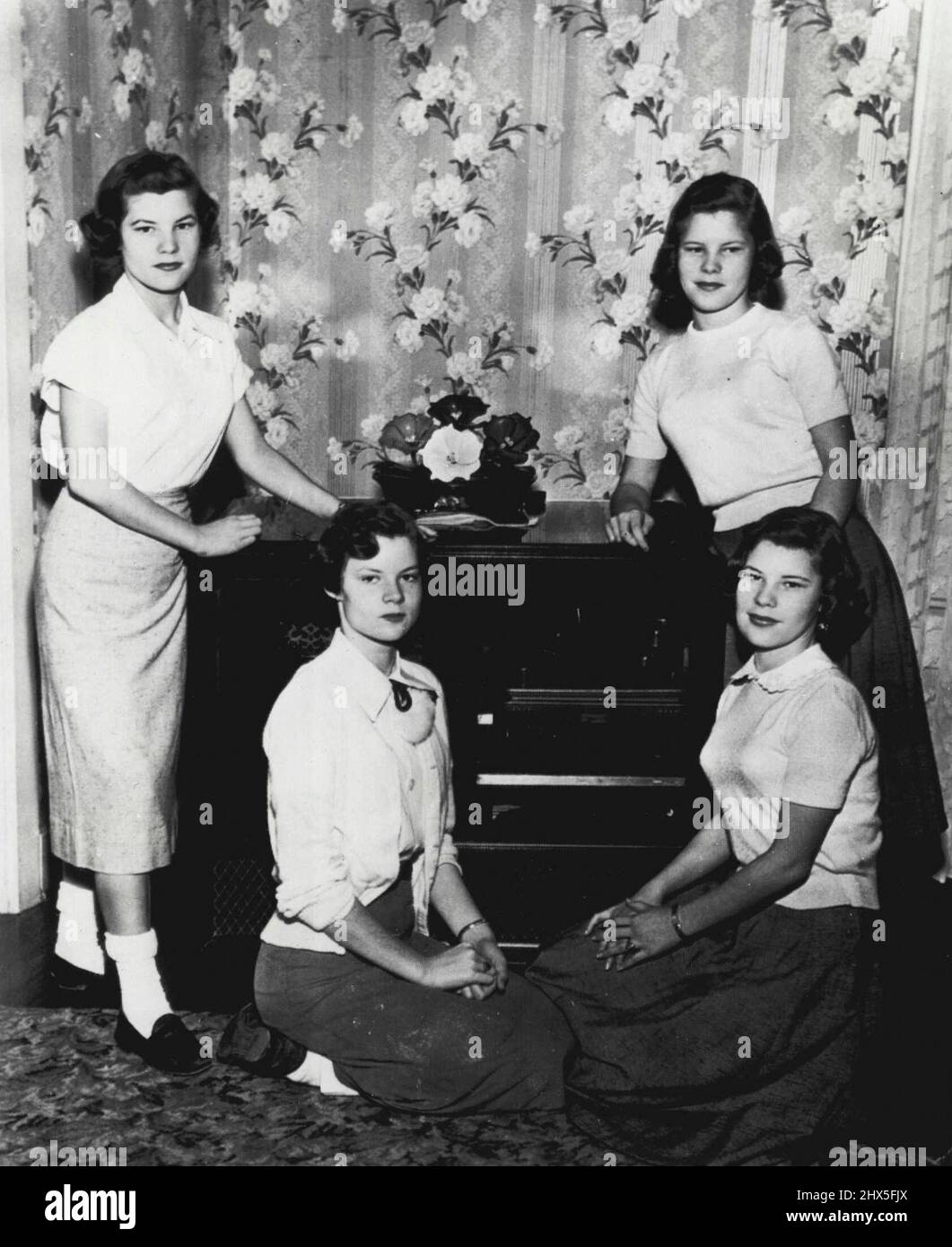 Les quadruplets posent pour l'anniversaire -- les quadruplets Badgett sont montrés ci-dessus comme ils ont posé pour leur photo d'anniversaire 15th ici. Jusqu'à présent, les quatre filles de M. et de Mme W. Ellis Badgett ont pu être ce qu'elles veulent le plus, être reconnues comme des individus. Ils portent différents styles de vêtements et peignent leurs cheveux différemment. Les filles, âgées de 15 ans aujourd'hui, sont des élèves du secondaire de 9th ans. Jeraldine, à gauche, et Jeanette. Joan, à gauche, et Joyce sont assis. 1 février 1954. (Photo par AP Wirephoto). Banque D'Images