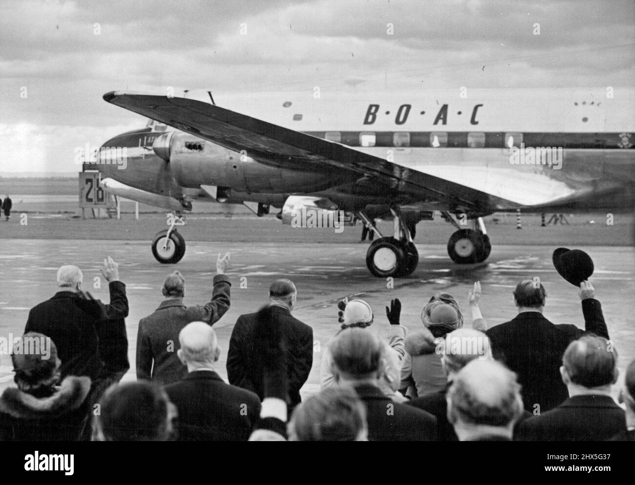 Le couple royal part pour le Commonwealth Tour -- la famille royale (en première ligne) déonde Au revoir alors que l'avion de l'Argonaut couplé Royal taxi sur la piste pour décoller. Le roi est à 2nd de gauche. Le roi et la reine et la princesse Margaret étaient à l'aéroport de Londres aujourd'hui pour faire leurs adieux à la princesse Elizabeth et au duc d'Édimbourg qui sont partis par avion pour Nairobi, au Kenya, lors de la première étape de leur visite de Ceylan, en Australie et en Nouvelle-Zélande. 31 janvier 1952. (Photo de Fox photos). Banque D'Images Le couple royal part pour le Commonwealth Tour -- la famille royale (en première ligne) déonde Au revoir alors que l'avion de l'Argonaut couplé Royal taxi sur la piste pour décoller. Le roi est à 2nd de gauche. Le roi et la reine et la princesse Margaret étaient à l'aéroport de Londres aujourd'hui pour faire leurs adieux à la princesse Elizabeth et au duc d'Édimbourg qui sont partis par avion pour Nairobi, au Kenya, lors de la première étape de leur visite de Ceylan, en Australie et en Nouvelle-Zélande. 31 janvier 1952. (Photo de Fox photos). Banque D'Images