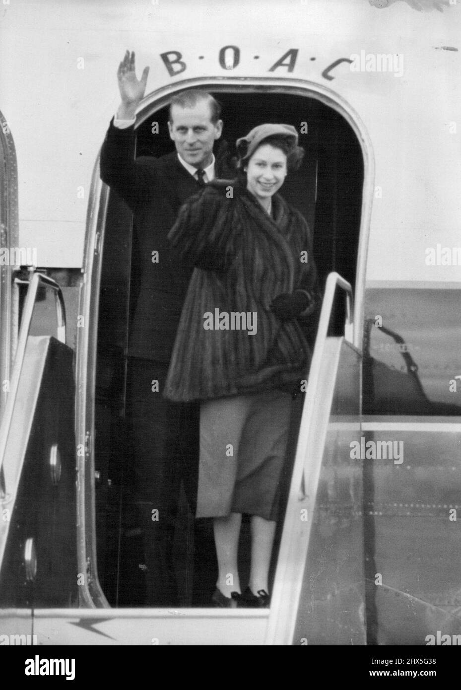 La princesse Elizabeth et le duc d'Édimbourg se tournent vers une dernière vague en entrant dans le paquebot à quatre moteurs qui les transporta lors de la première étape de leur excursion de cinq mois et 30 000 miles au départ de l'aéroport de Londres ce matin le 31 janvier. À l'aéroport pour les voir étaient le roi et la reine et la princesse Margaret. La Reine et le Prince Consort quittent l'aéroport de Londres le 31 janvier à la première étape de leur tournée au Canada. Après la visite, ils ont passé de courtes vacances à Londres, puis sont partis pour leur longue visite prévue de l'Afrique du Sud. Australie et Nouvelle-Zélande. Ils étaient au Kenya quand le roi George VI est mort. Février Banque D'Images