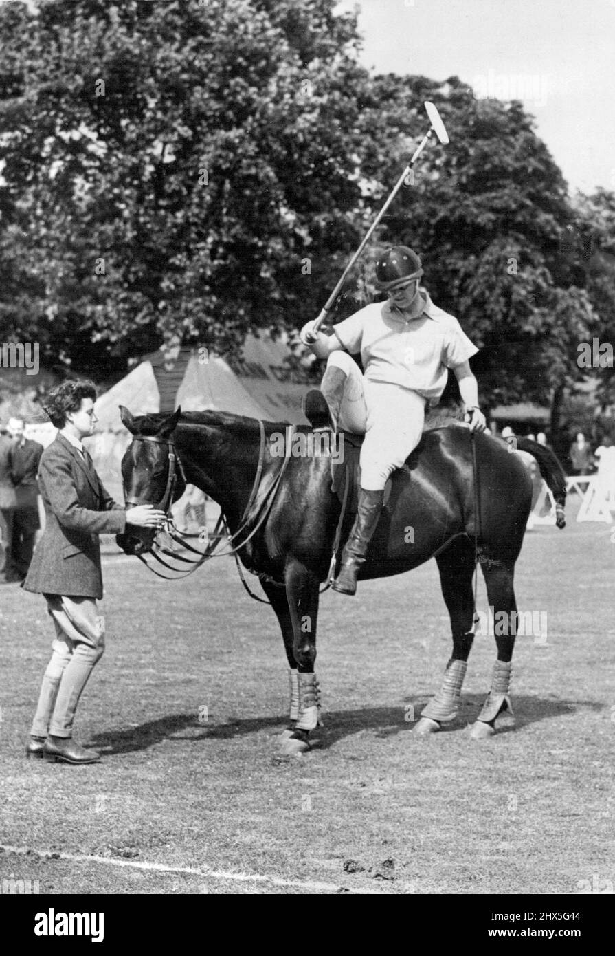 Le Nouveau colonel. Le Duc « rejoint » les gardes - Polo est terminé pour la journée. Le duc d'Édimbourg descend vers le sol. Il a joué pour Cowdray Park contre Park House à Roehampton au jour le jour. La soirée, alors que le duc se préparait à quitter Londres pour le pays de Galles, il a été annoncé qu'il avait été nommé colonel des gardes gallois. Park Ho. Gagné par 5 1/2 buts à 3. 08 juillet 1953. (Photo par Daily Mail Contract Pictures). Banque D'Images