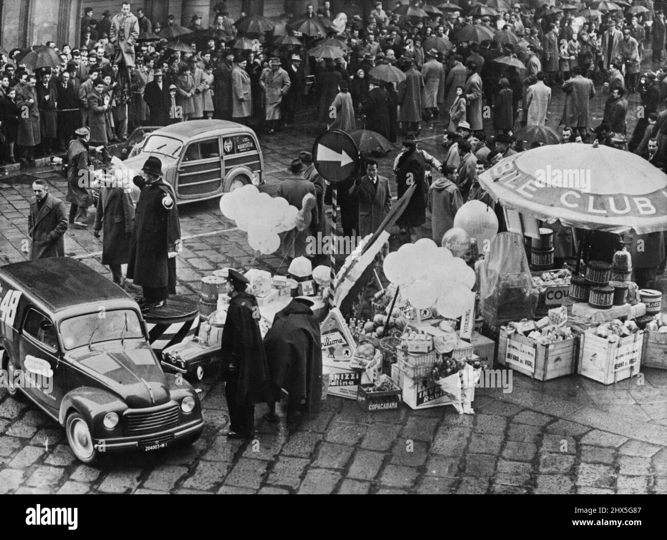 La police est populaire ici - la scène à Milan où la pile de cadeaux pour la police a fait le cross-roads comme une place de marché. En Italie, à la fête de l'Epiphanie les automobilistes expriment leur amour de la police en plaçant un cadeau aux pieds du constable sur le point de service. 12 janvier 1953. (Photo de Paul Popper). Banque D'Images