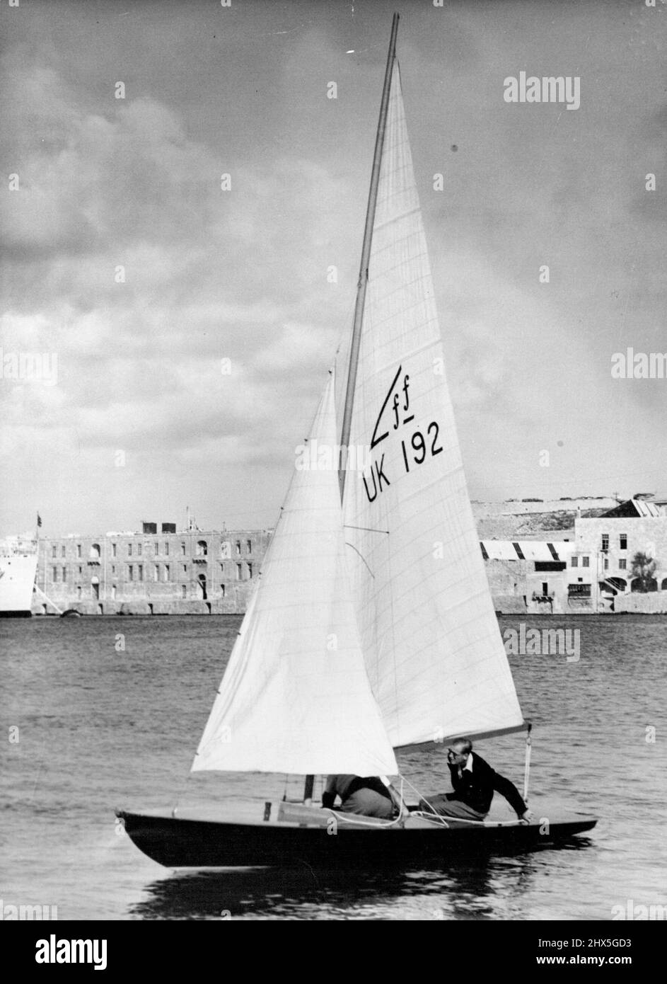 Duke Edinburgh Sails New Yacht -- le duc d'Édimbourg accompagné de Paul Vella est vu à la voile de son nouveau yacht 'Cowslip' dans le grand-port de Malte, le 20 novembre 1949 - le deuxième anniversaire de son mariage à la princesse Elizabeth. Vella est le propriétaire du chantier où le yacht est entreposé. C'était la première fois que l'embarcation avait pris l'eau avec son propriétaire (duc d'Édimbourg) à la barre. 22 novembre 1949. (Photo par photo de presse associée). Banque D'Images