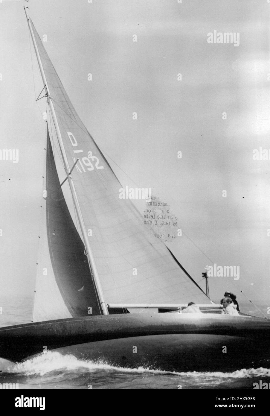 Cowes Regatta -- le duc d'Édimbourg dans son yacht Bluebottle se déroute à Cowes. Il a été forcé de se retirer de la course en raison des lancements de moteurs qui se mettent en route au début de la course, puis un peu plus tard, l'incursion de Bluebottle a été emporté, laissant le duc avec des voiles principales seulement. 4 août 1953. (Photo par Daily Mail Contract Picture). Banque D'Images