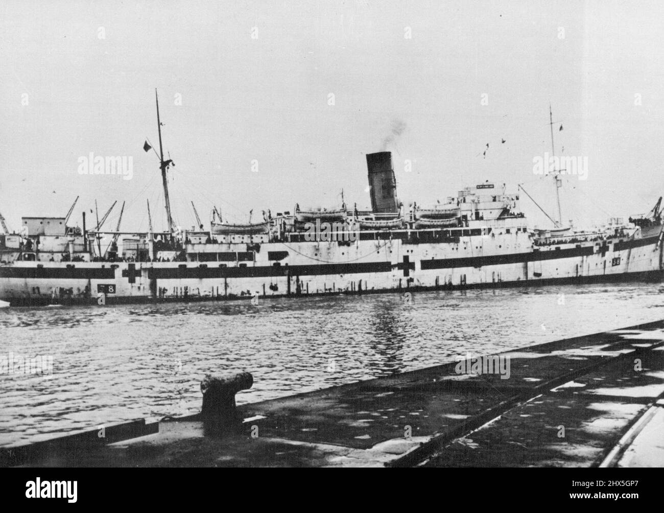 Navire-hôpital allié bombardé par des Allemands -- ce navire-hôpital allié, Terre-Neuve, a été bombardé par des bombardiers allemands au large de Salerno, en Italie, le 13 septembre 1943. Aucun patient n'était à bord du navire lorsqu'il a été attaqué. Au total, 103 infirmières de l'armée à bord ont été sauvées, mais plusieurs médecins et infirmières ont été tués. Cette photo montre l'identification de Terre-Neuve comme navire-hôpital (note croix sur le côté du navire). Cependant, les Allemands ont attaqué malgré cette identification et malgré les lumières vives qui s'affichent à l'époque. La Terre-Neuve a été endommagée au-delà de la récupération et a dû être sommée Banque D'Images