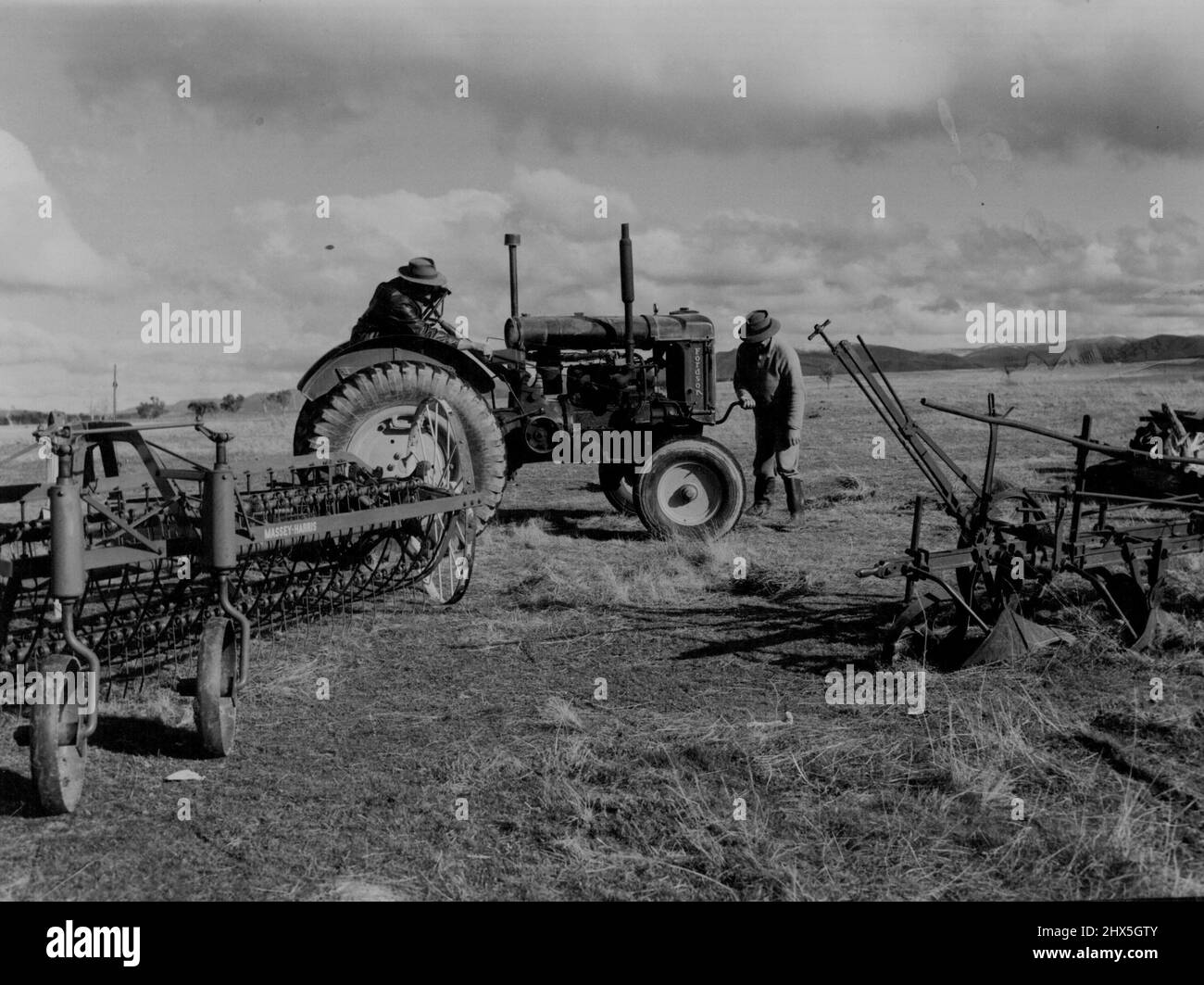 Clyde ***** Son frère Bruce (aux commandes) avec le tracteur qui a remplacé la charrue à cheval (à droite) utilisée par son grand-père pionnier Thomas Southwell. 21 octobre 1953. Banque D'Images