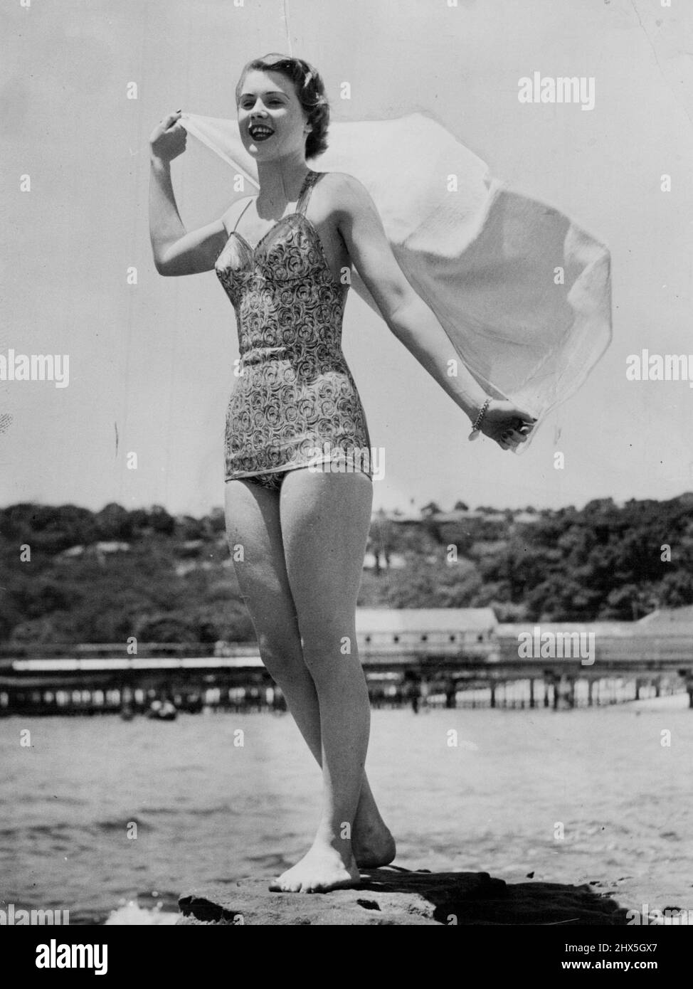 Belle étude de Miss NSW, Margaret Hughes, appréciant la brise de mer à Balmoral. 5 décembre 1949. Banque D'Images