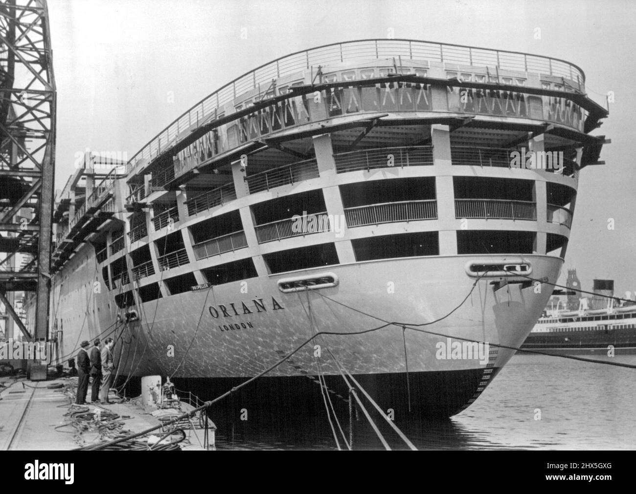 L'Oriana prend forme -- le paquebot de 40 000 tonnes Oriana, construit par Vickers-Armstrong pour la ligne Orient à Barrow-in-Furness, dans le Lancashire, est maintenant en préparation pour l'automne. Elle a été lancée par la princesse Alexandra en novembre dernier et partira de Southampton lors de son premier voyage en Australie le 3rd décembre. Elle a une superstructure en aluminium entièrement soudée et coûtera environ £14 millions. Voici une vue sur l'Oriana dans le bassin d'aménagement à Barrow-in-Furness. 21 mai 1950. (Photo de Reuterphoto). Banque D'Images