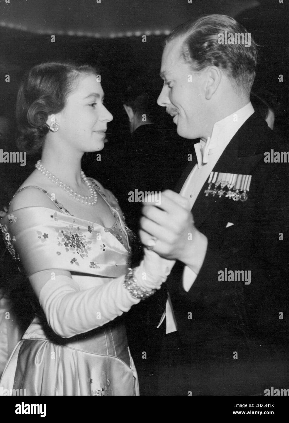 Princesse au bal -- la princesse Elizabeth danse avec le capitaine David Butters quand, avec le duc d'Édimbourg, elle était invitée d'honneur au bal tenu à l'hôtel Dorchester, Park Lane, W, en aide à la campagne du Jubilé d'argent de l'Association nationale des terrains de jeu. 07 avril 1949. Banque D'Images