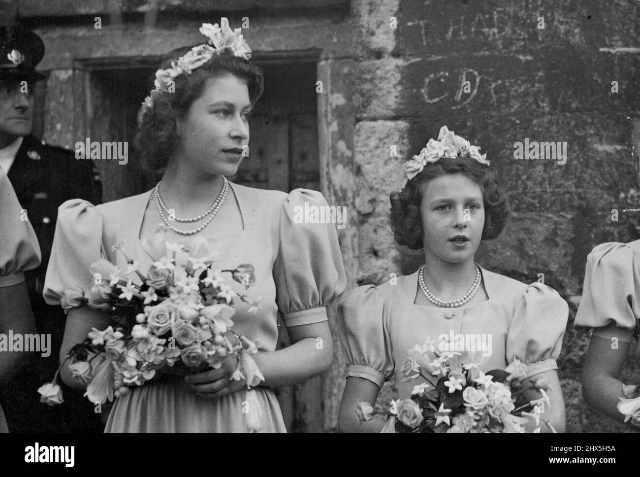 Trois princesses sont des bridesmaids à l'abbaye de Romsey Wedding -- Un gros plan de la princesse Elizabeth (à gauche) et de la princesse Alexander de Kent, des bridesmaids à l'abbaye de mariage Romsey cet après-midi (samedi). L'ancienne ville de Romsey, dans la New Forest, Hampshire, était ***** À jour (samedi). Des milliers de personnes sont venues de loin pour voir l'honorable Patricia Mountbatten, fille de 22 ans du vicomte Mountbatten de Birmanie, mariée au capitaine le Lord Brabourne, les coldstream Guards, à l'abbaye de Romsey. 26 octobre 1946. Banque D'Images