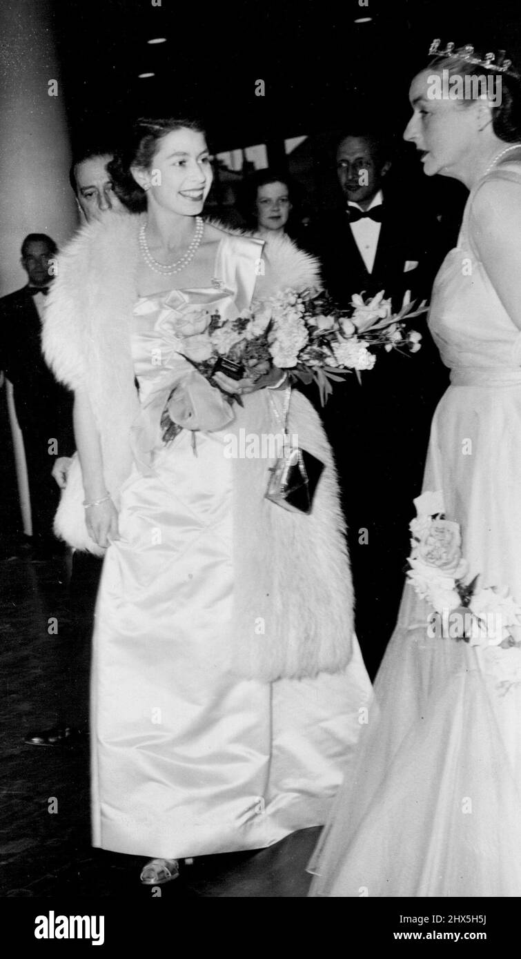 Princesse au concert de jazz. La princesse Elizabeth discutant avec la Marchionne de Donegal (à droite) à son arrivée au South Bank Festival Hall pour assister au premier concert de la Fédération nationale des organisations de Jazz. 14 juillet 1951. Banque D'Images