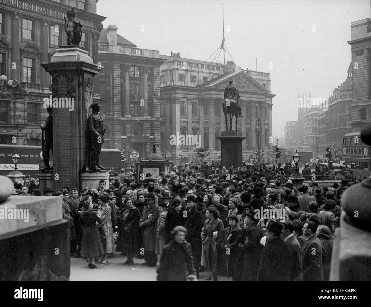 Le roi est mort. En dehors de la Bourse royale, les travailleurs de la ville attendent la proclamation prévue, après le décès de sa Majesté ce matin. Sa Majesté le roi George VI est mort dans son sommeil tôt ce matin. Il avait 56 ans. Ceci a été annoncé de Sandringham à 10-45 heures du matin. Quand le roi a pris sa retraite hier soir, il semblait être dans sa santé habituelle. Il était sorti hier matin et après-midi. La Reine et la princesse Margaret sont à Sandringham. 6 février 1952. (Photo de Paul Popper). Banque D'Images