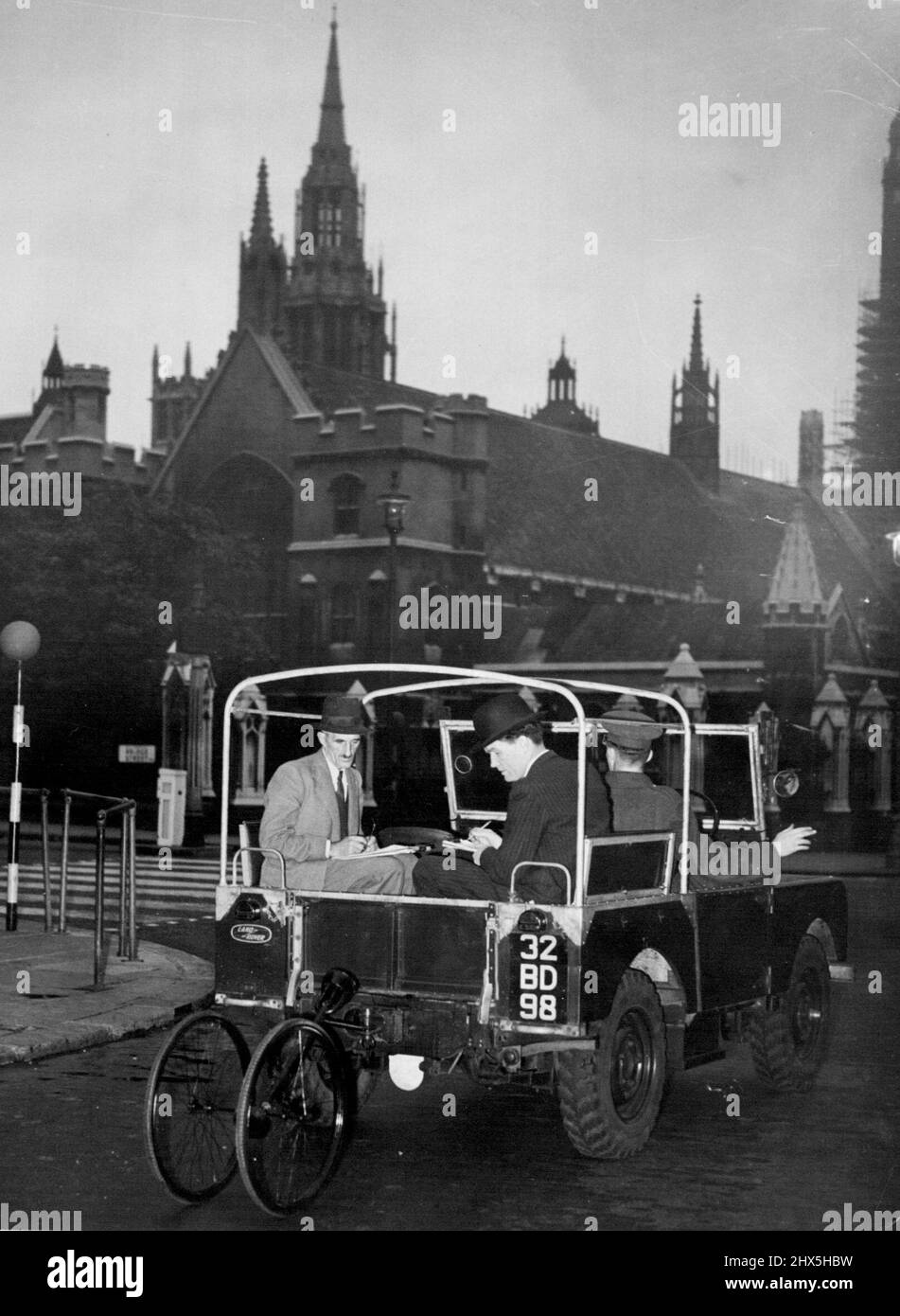 Le Coronometer. Des milliers d'employés qui étaient avant le petit-déjeuner se sont mis à lancer des regards sur un camion de l'armée qui traînait quelques roues noires fatiguées de caoutchouc et un long poteau à travers les rues principales désertes de Londres jusqu'à aujourd'hui. C'est ce que le War Office a appelé le Coronometer, il mesurait la route du couronnement de l'année prochaine. 29 juillet 1952. (Photo par Daily Mail Contract Picture). Banque D'Images