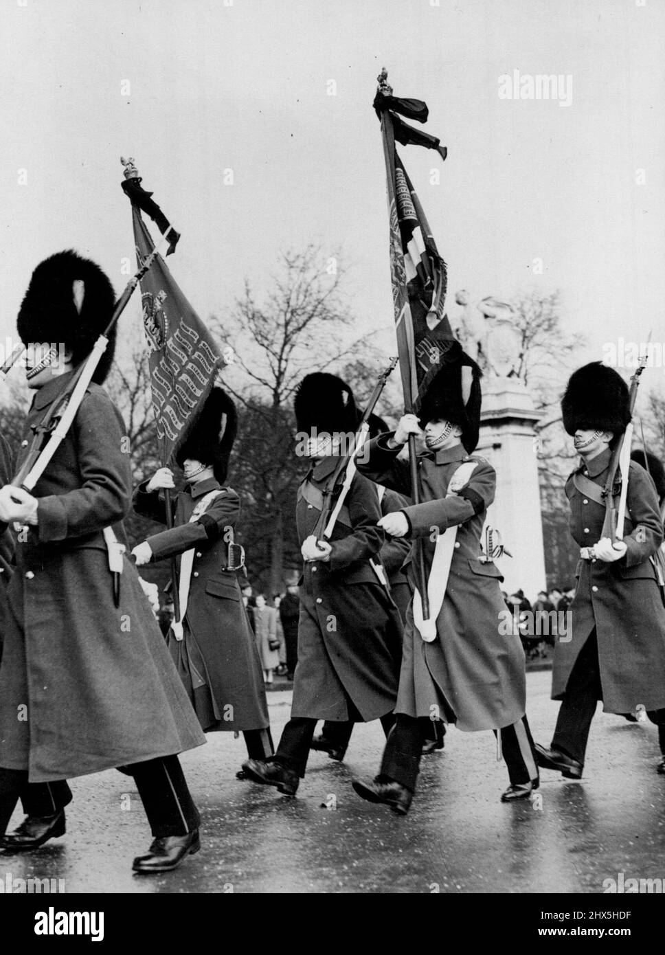 Jour de la proclamation Un détachement de la brigade de gardes marchant avec des couleurs drapées de crêpe jusqu'au Palais Saint-Jacques pour la cérémonie de proclamation ce matin. 8 février 1952. (Photo de Paul Popper Ltd.). Banque D'Images